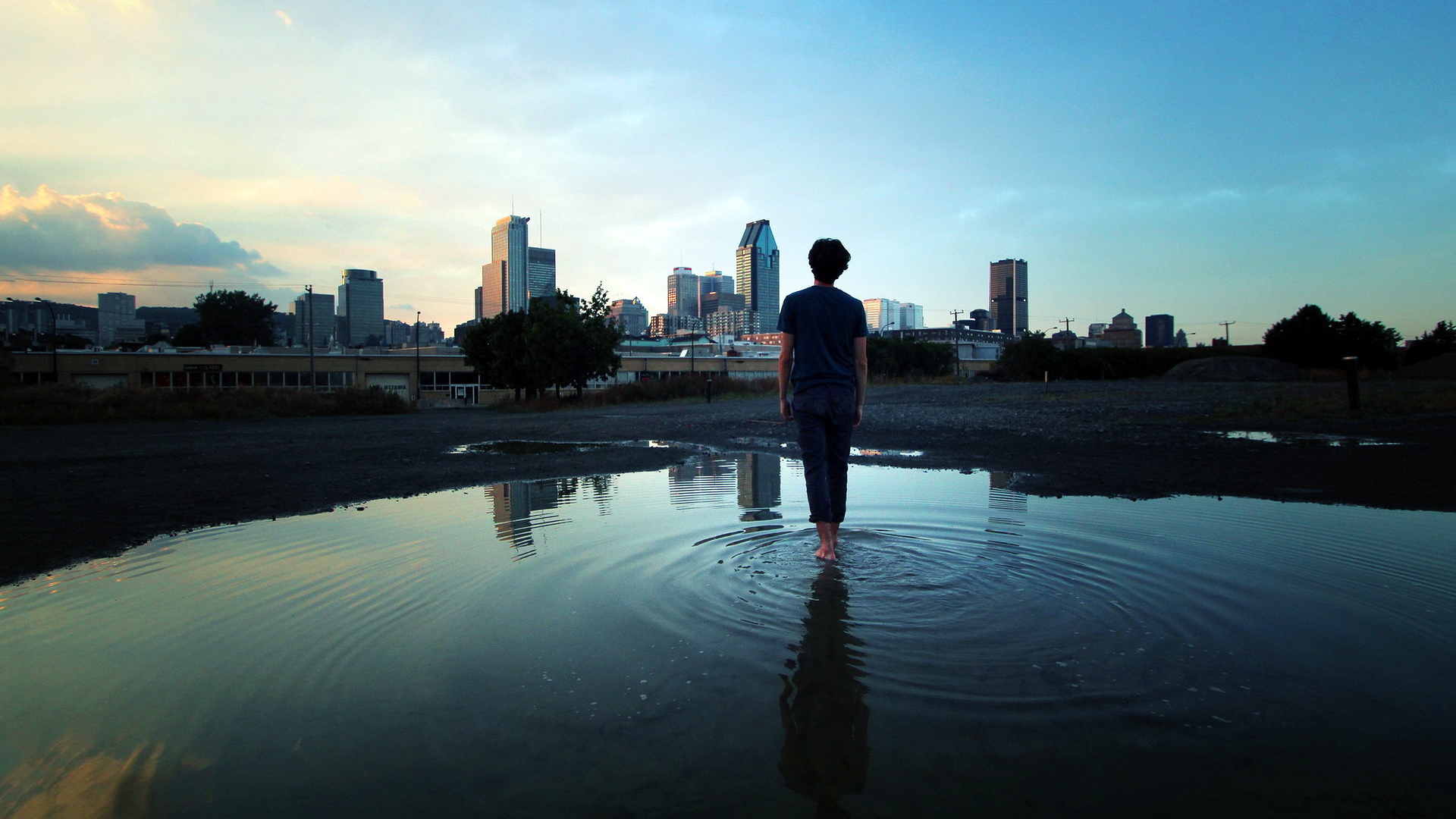 Человек идет по воде