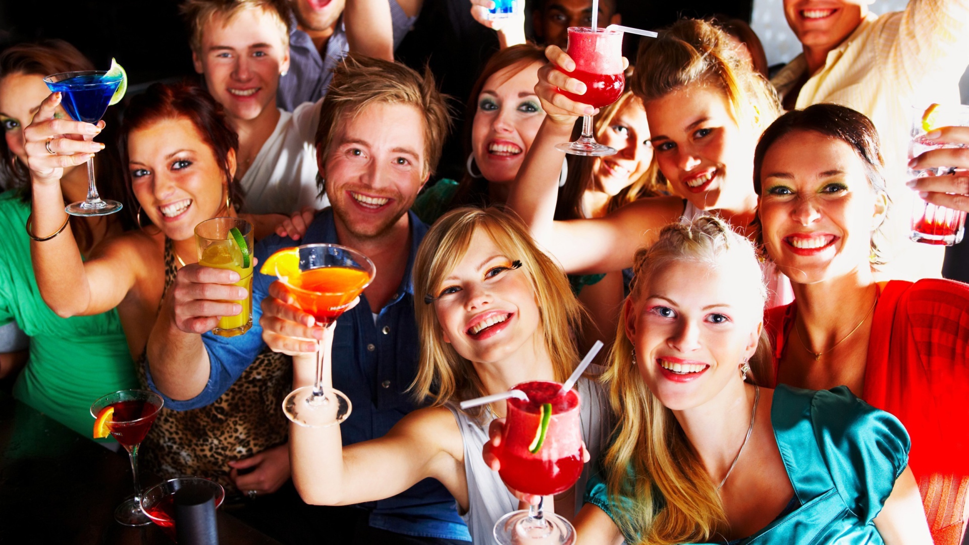 Молодые люди на празднике