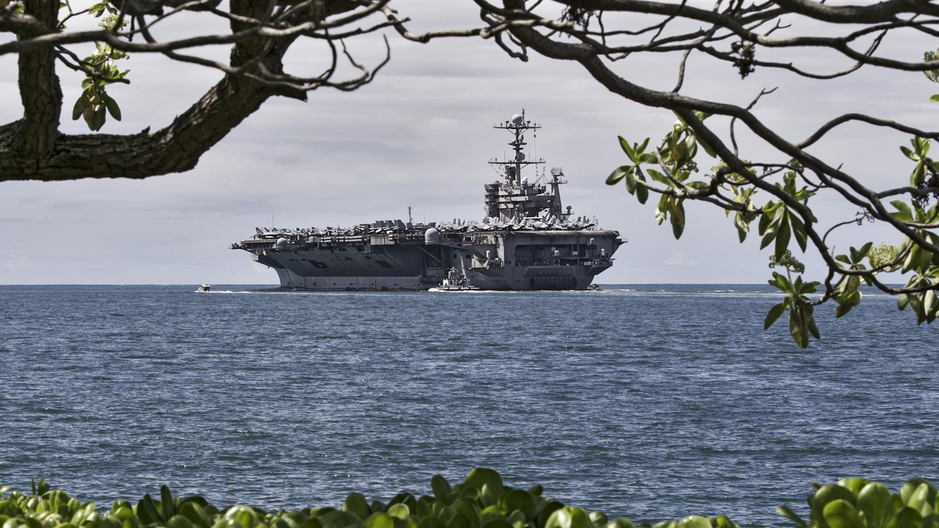 Авианосец у побережья