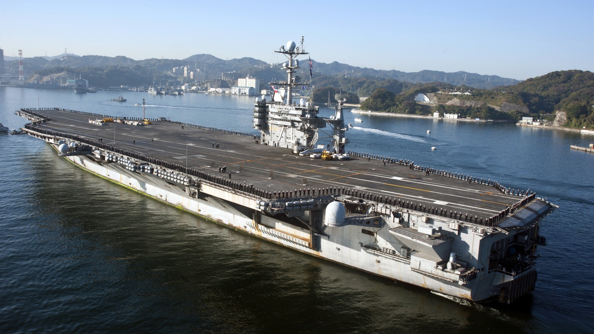 Десантный корабль в порту