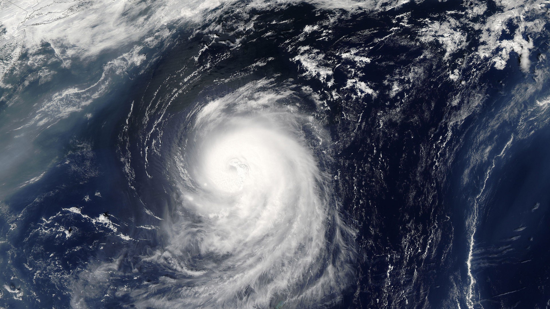 Вид на циклон из космоса