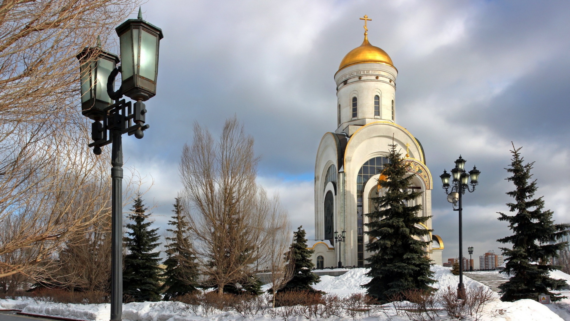 Снег в Москве возле храма