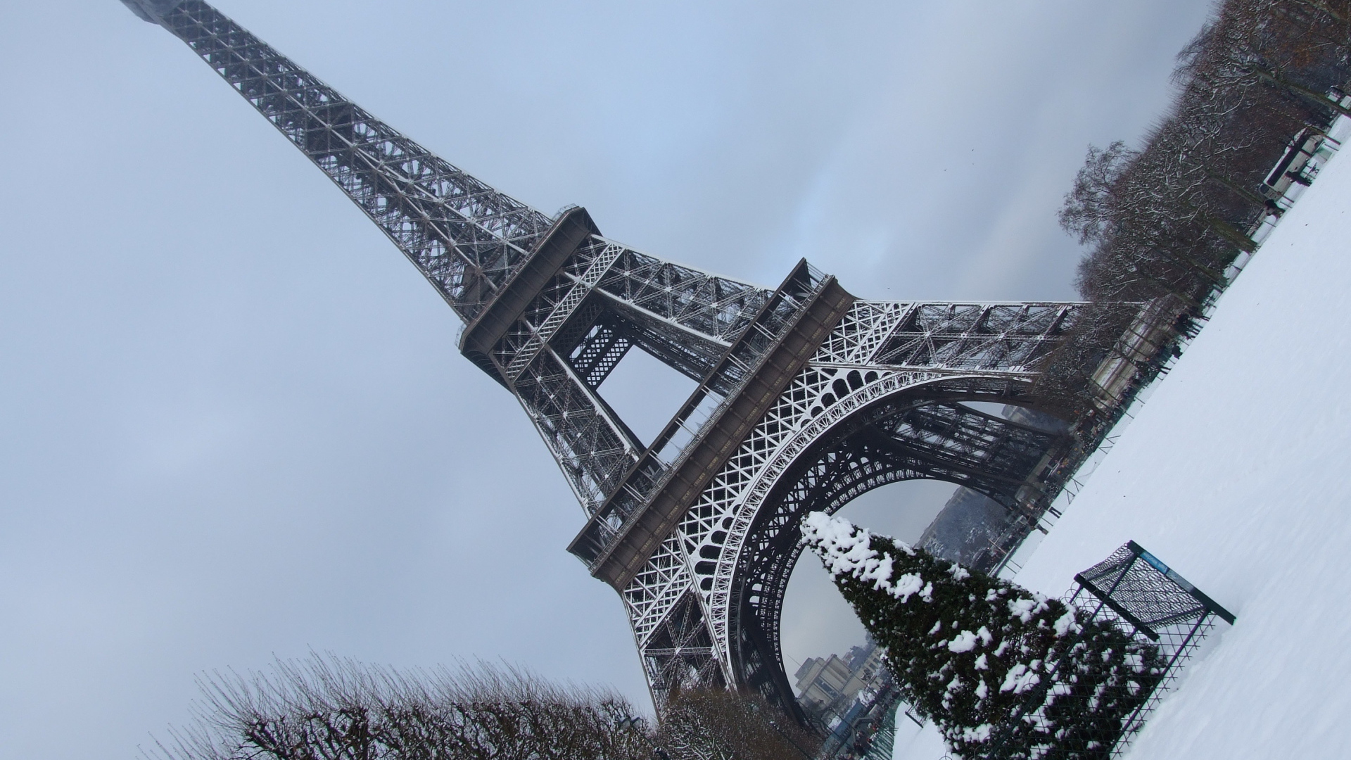 Снег в Париже Эйфелева башня под наклоном