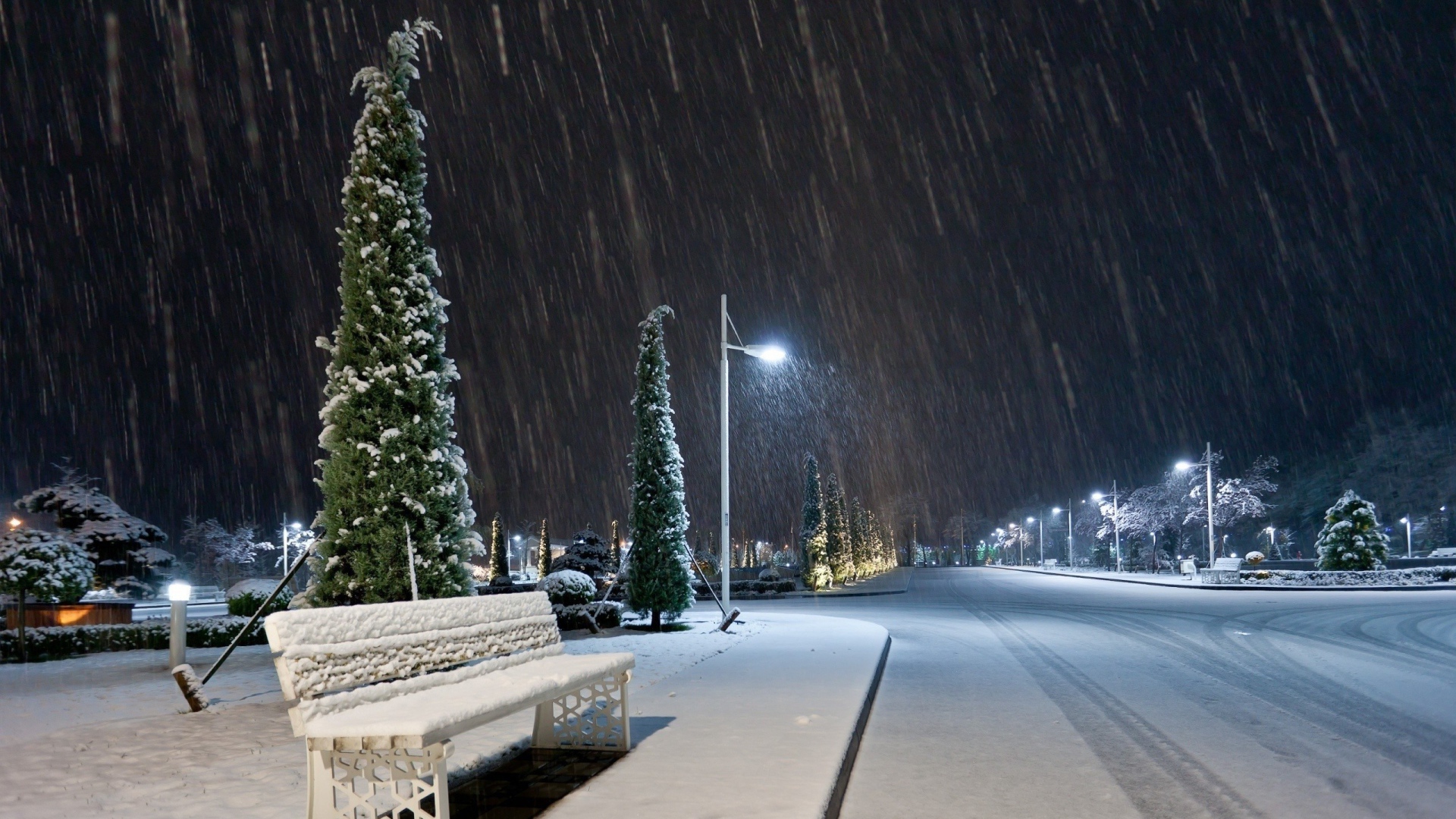 Снежная ночь на улице города