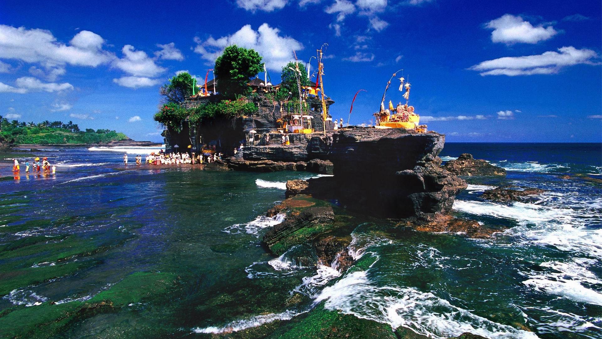 Скалы у берега Бали