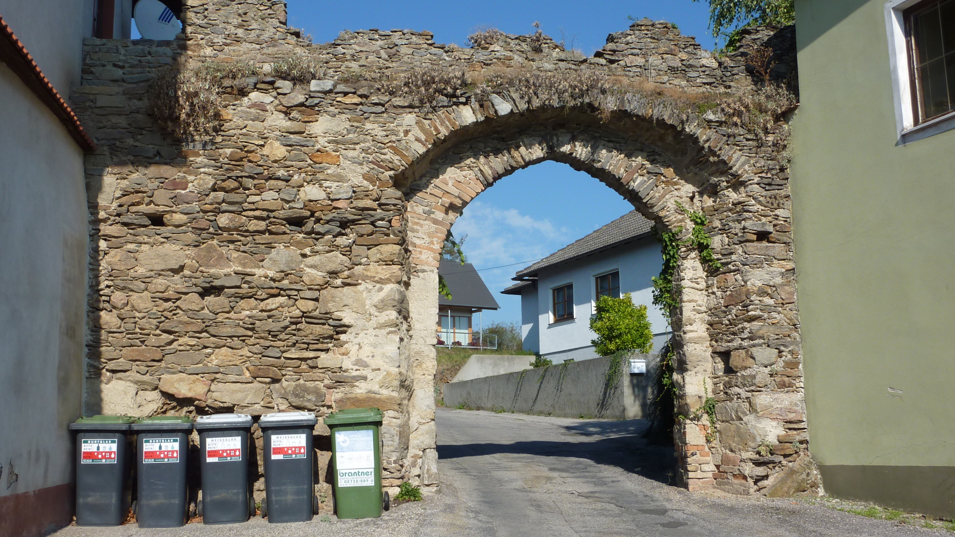 Старинная арка в городе Лэнгенфельд, Австрия