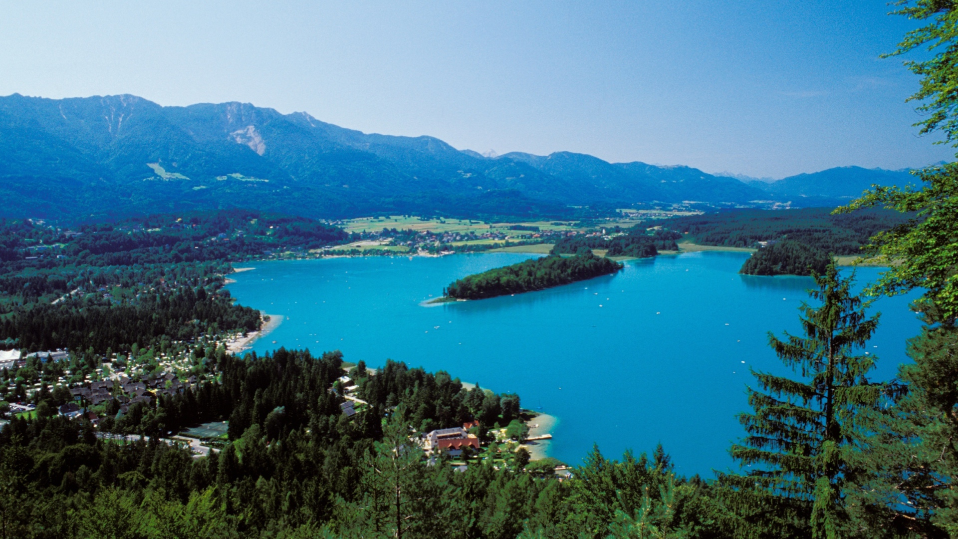 Красивое озеро на курорте Фаакер-Зее, Австрия