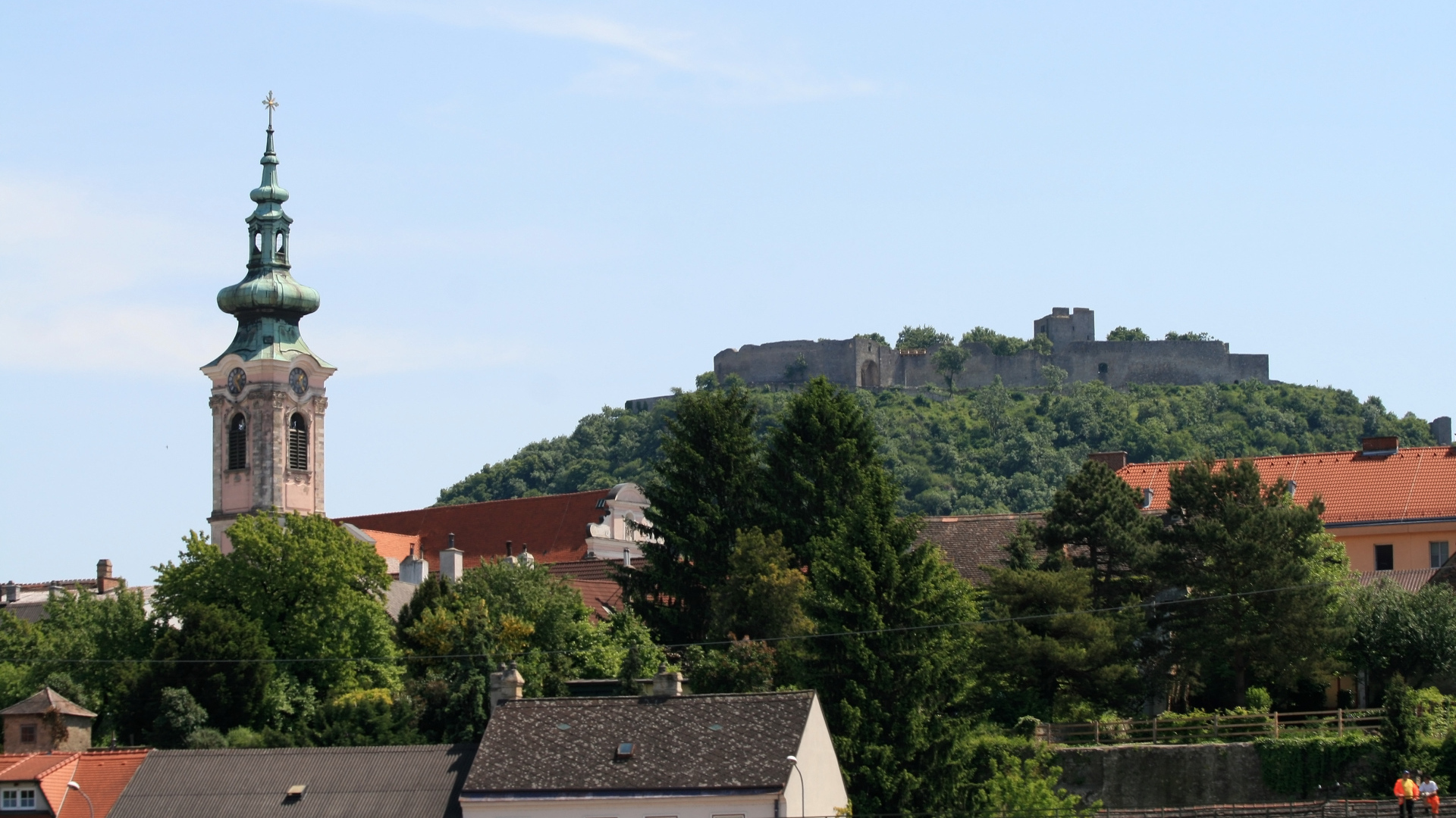 Церковь на фоне холма в городе Гайнберг, Австрия