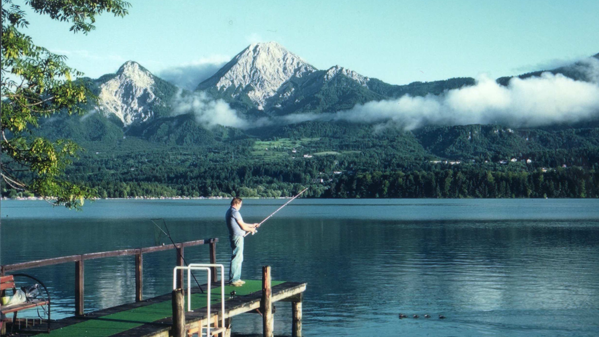 Причал на озере на курорте Фаакер-Зее, Австрия