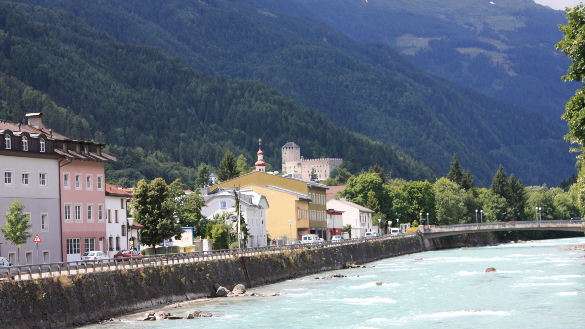Набережная реки на курорте Лиенц, Австрия