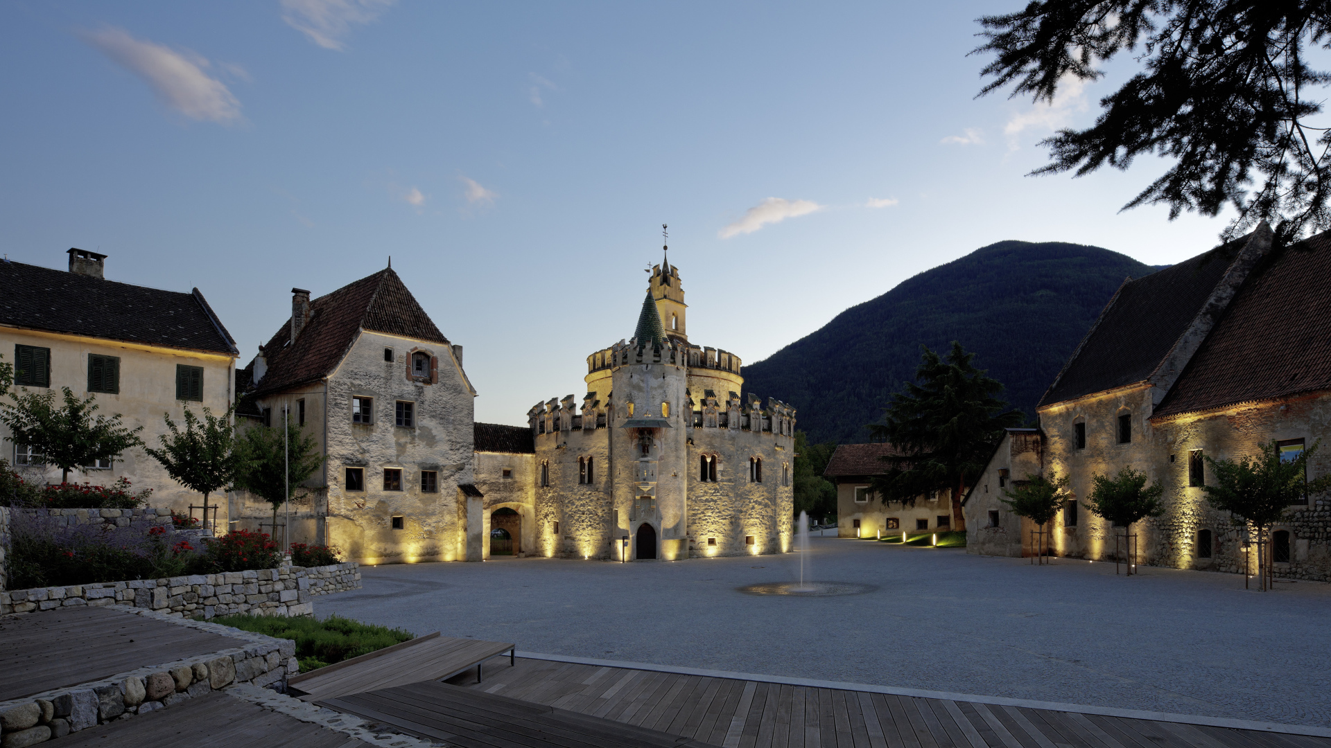 Вечерние огни в городе Нойштифт, Австрия