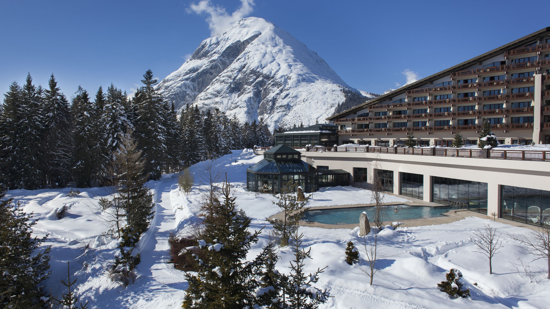 Бассейн в отеле на курорте Тельфс-Бюхен, Австрия