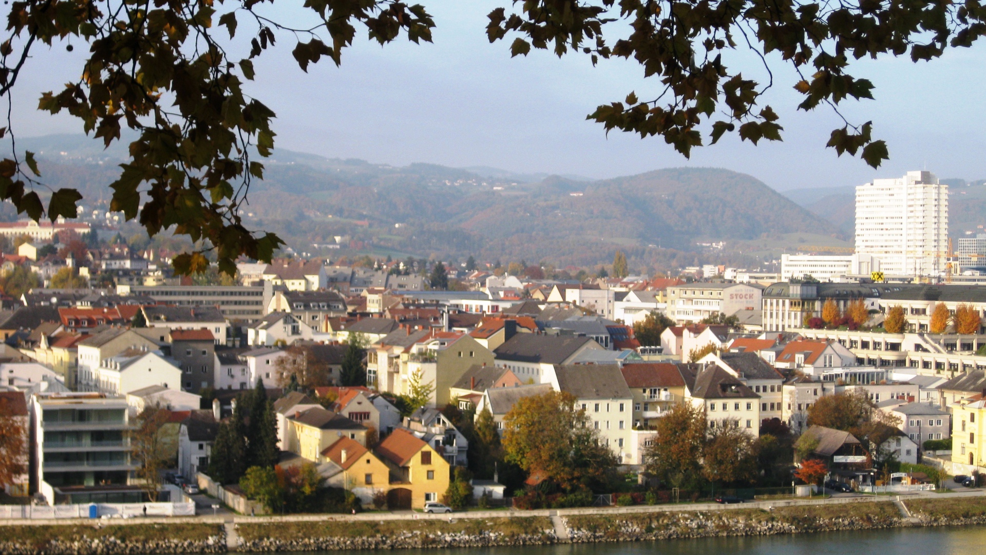 Дома на набережной в городе Линц, Австрия
