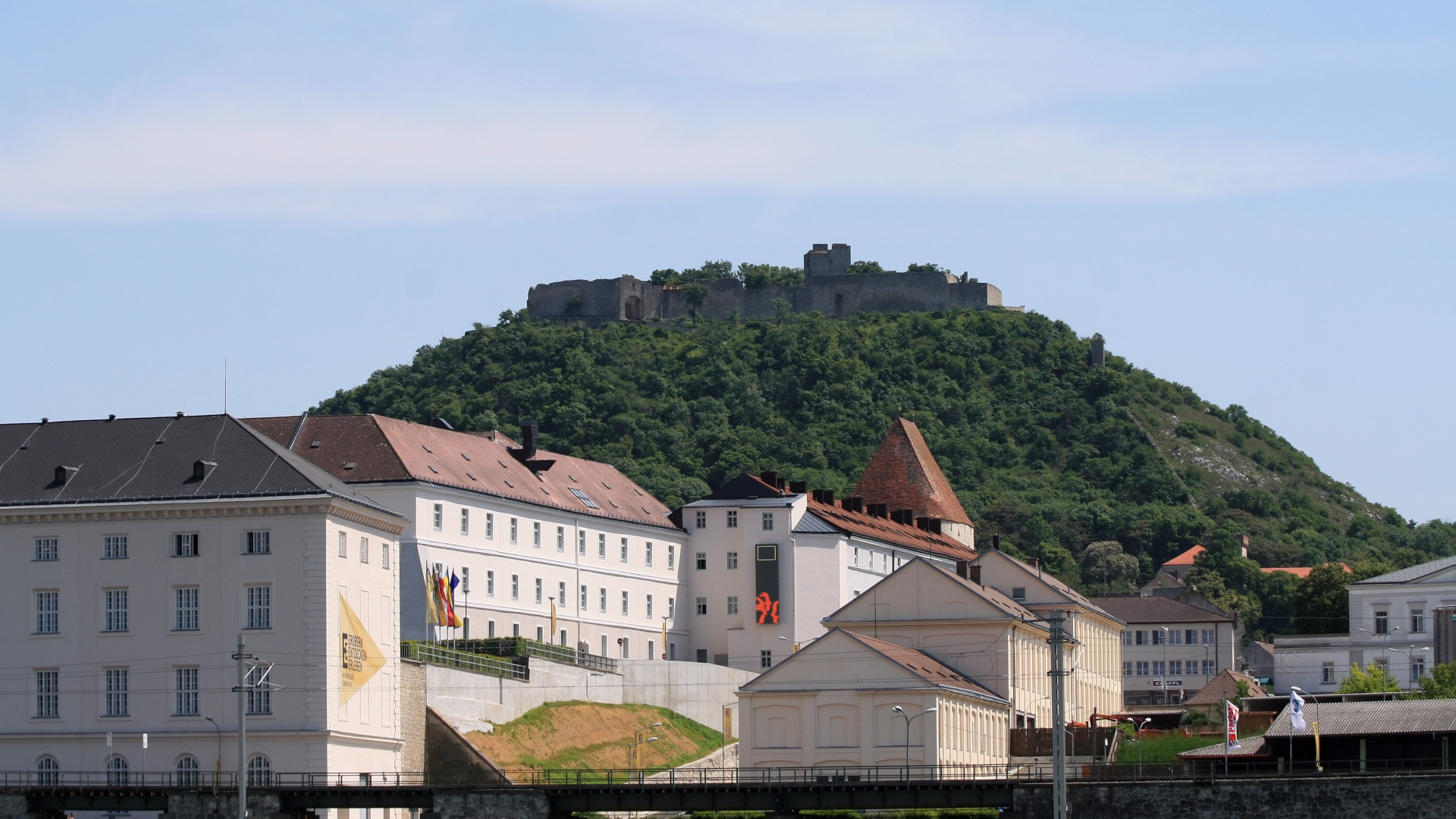 Дома на фоне холма в городе Гайнберг, Австрия