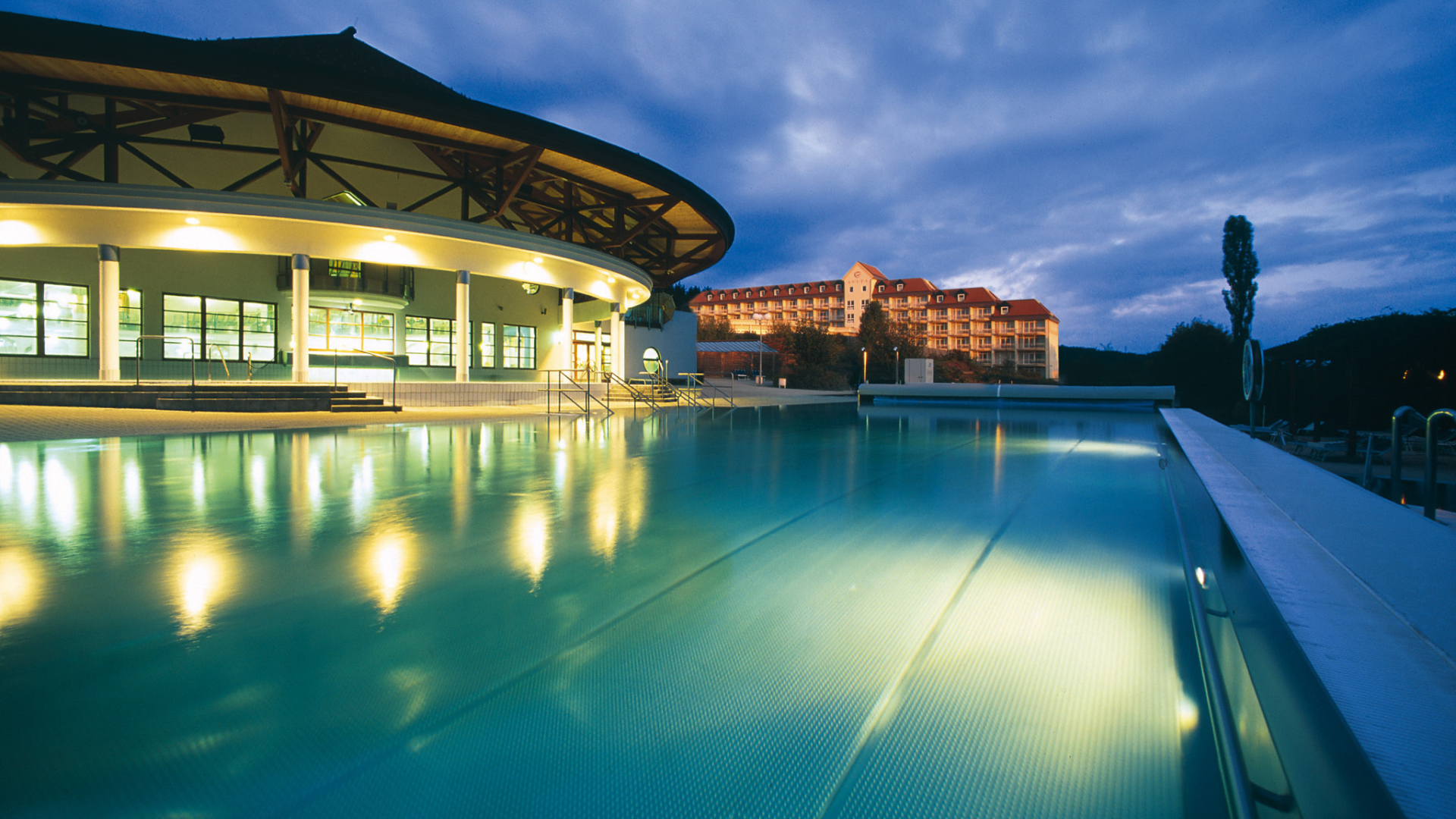 Роскошный бассейн на курорте Бад Татцмансдорф, Австрия