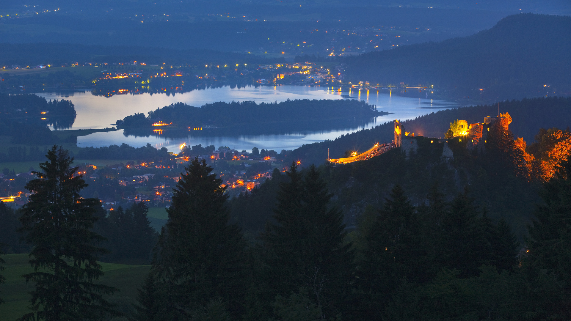 Ночные огни на курорте Фаакер-Зее, Австрия