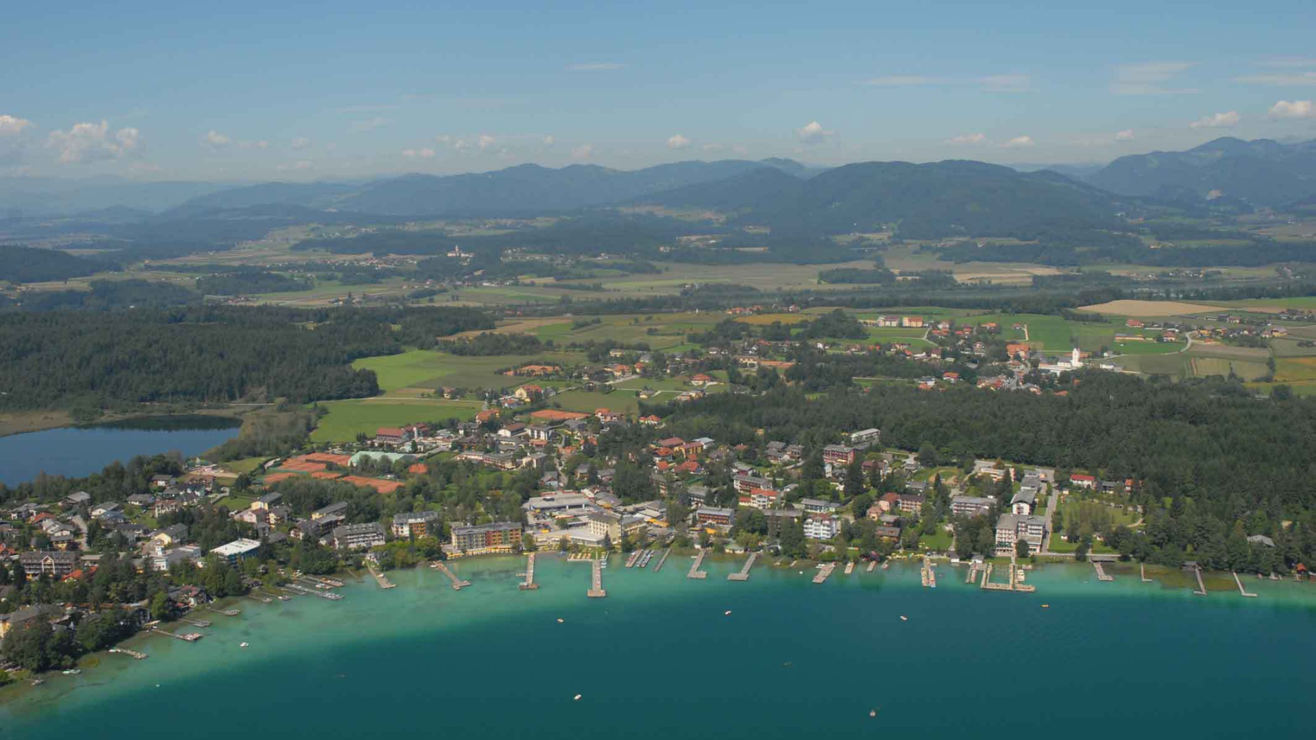 Панорама курорта на озере Клопайнер Зее, Австрия