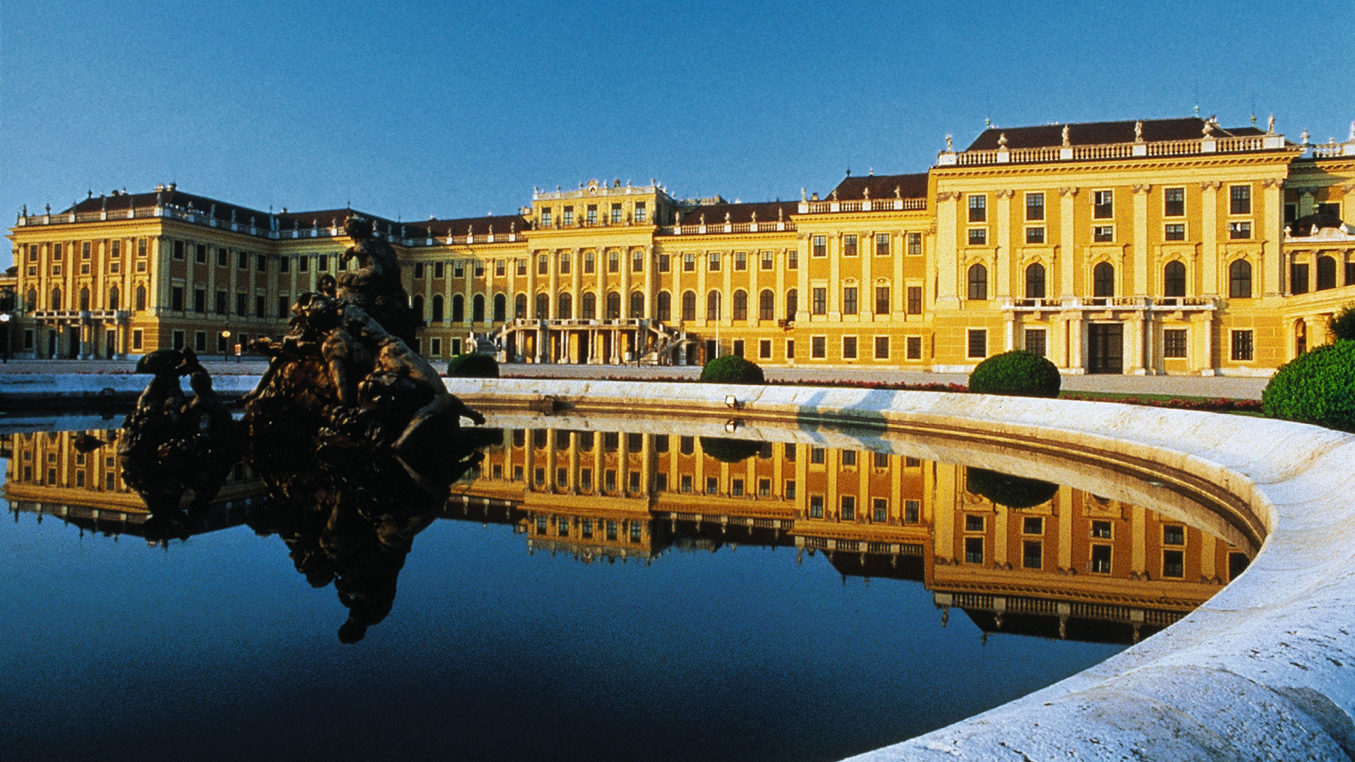 Скульптура среди воды в городе Вена, Австрия