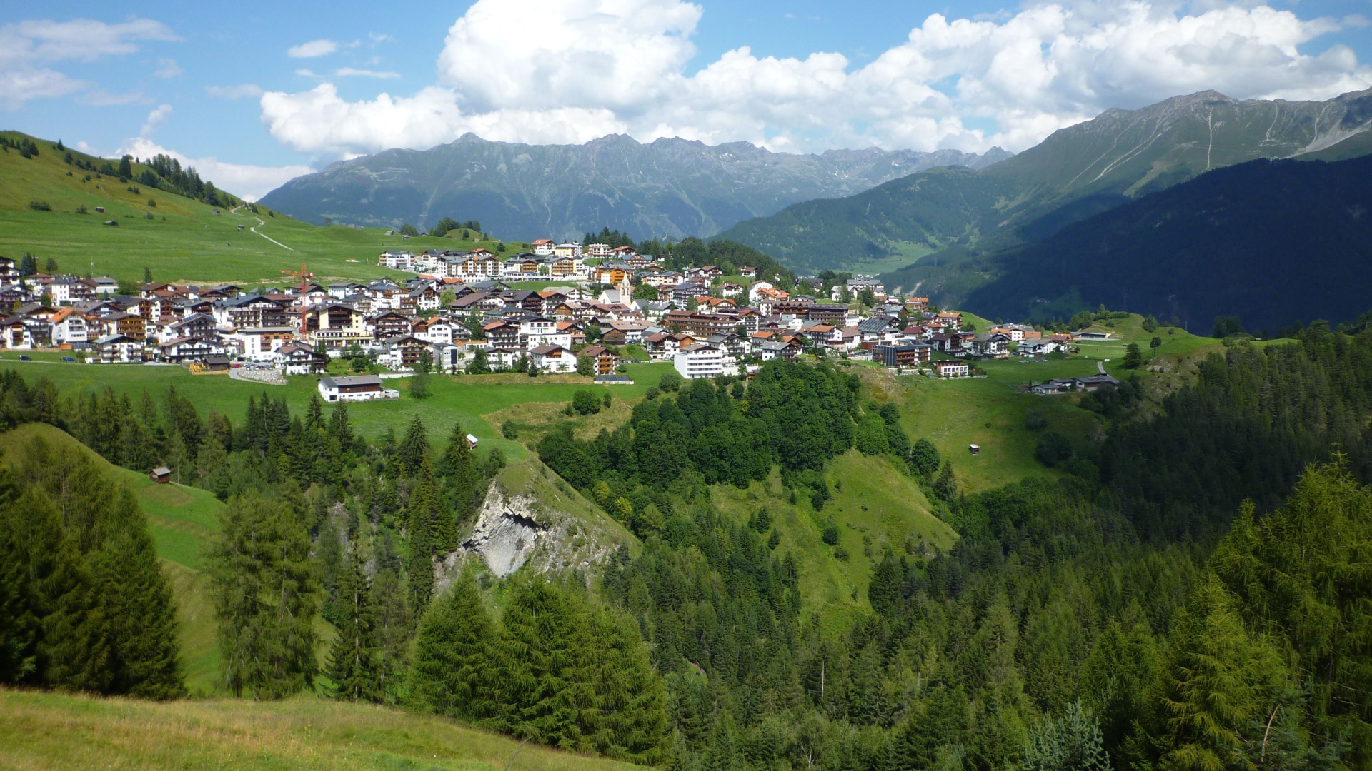 Летняя панорама на горнолыжном курорте Серфаус, Австрия