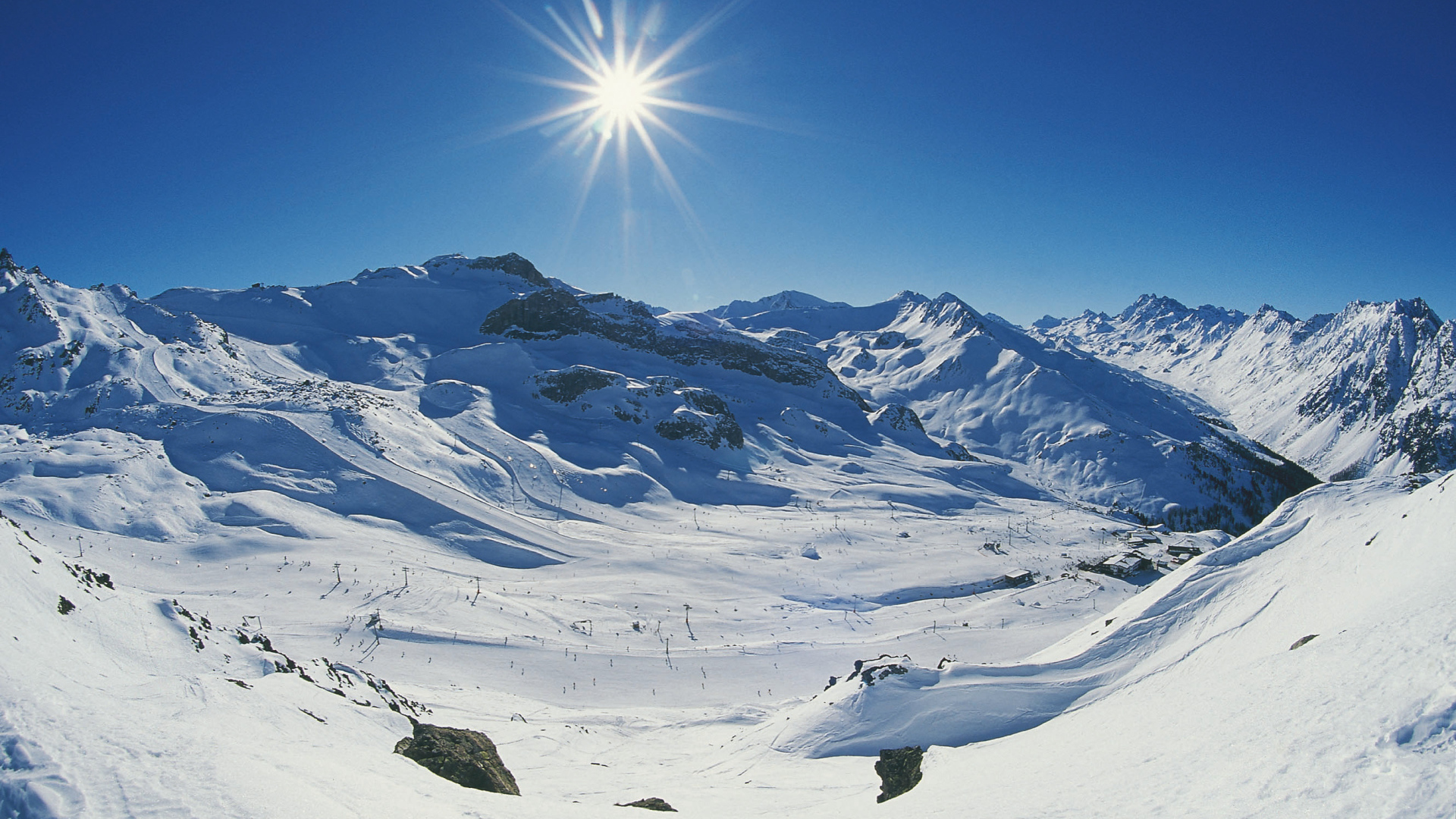 Солнце в горах на горнолыжном курорте Ишгль, Австрия