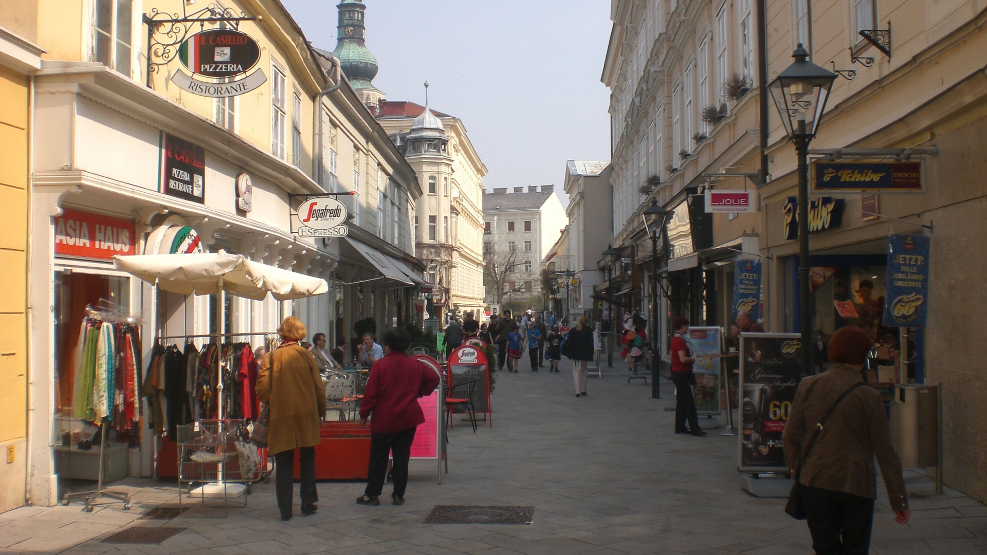 Прогулка по улице на курорте Баден, Австрия