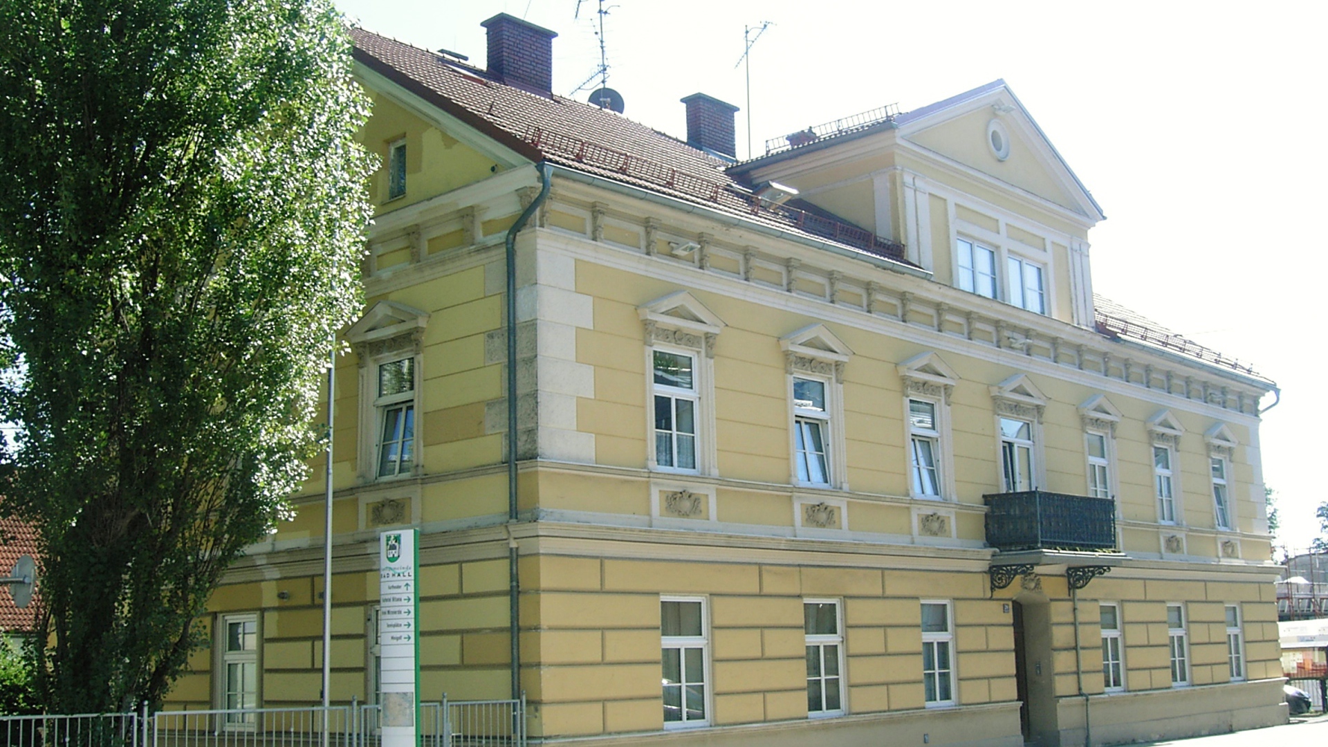 Желтое здание на курорте Бад Халль, Австрия