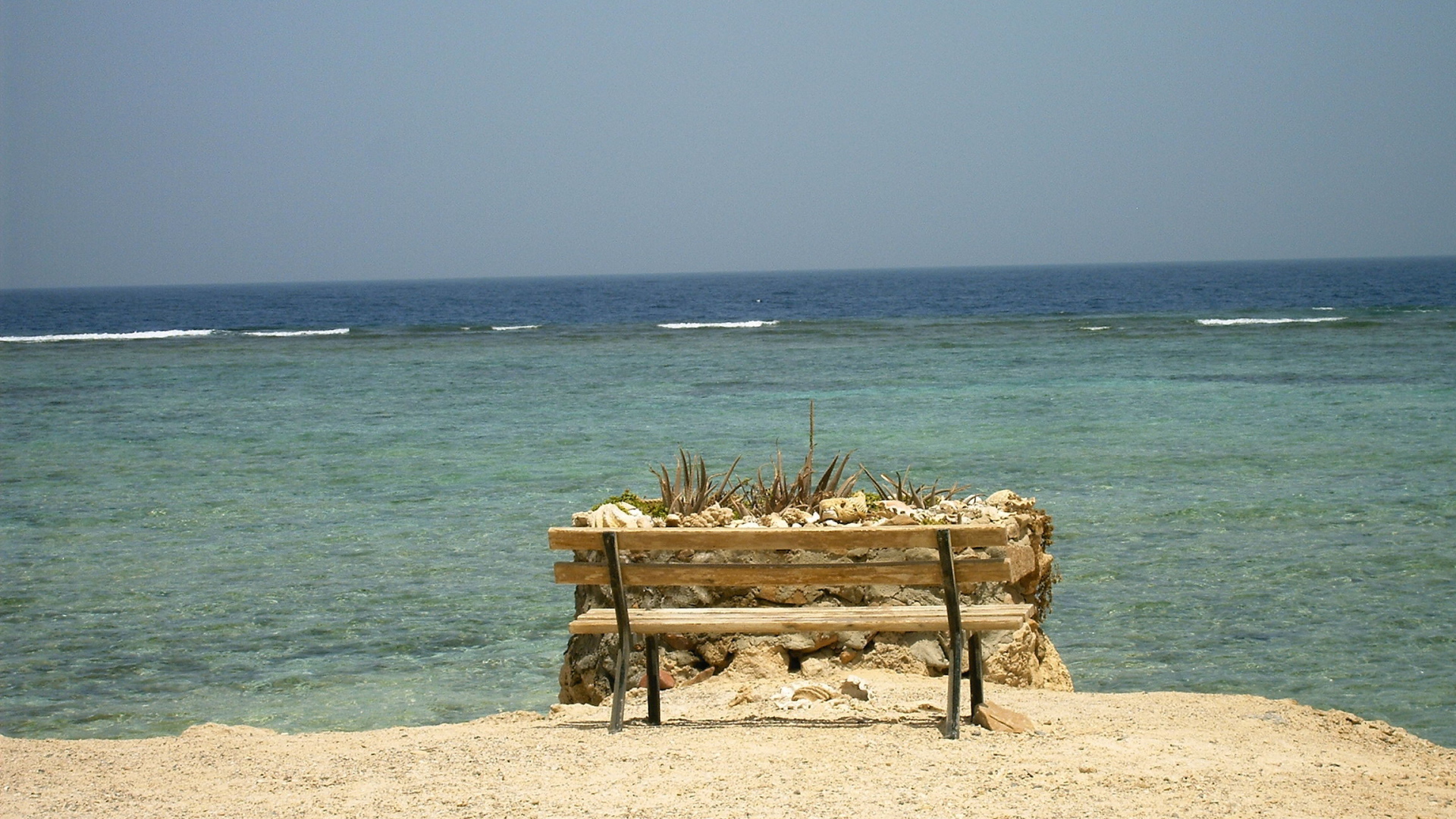 Лавка на пляже на курорте Эль Кусейр, Египет