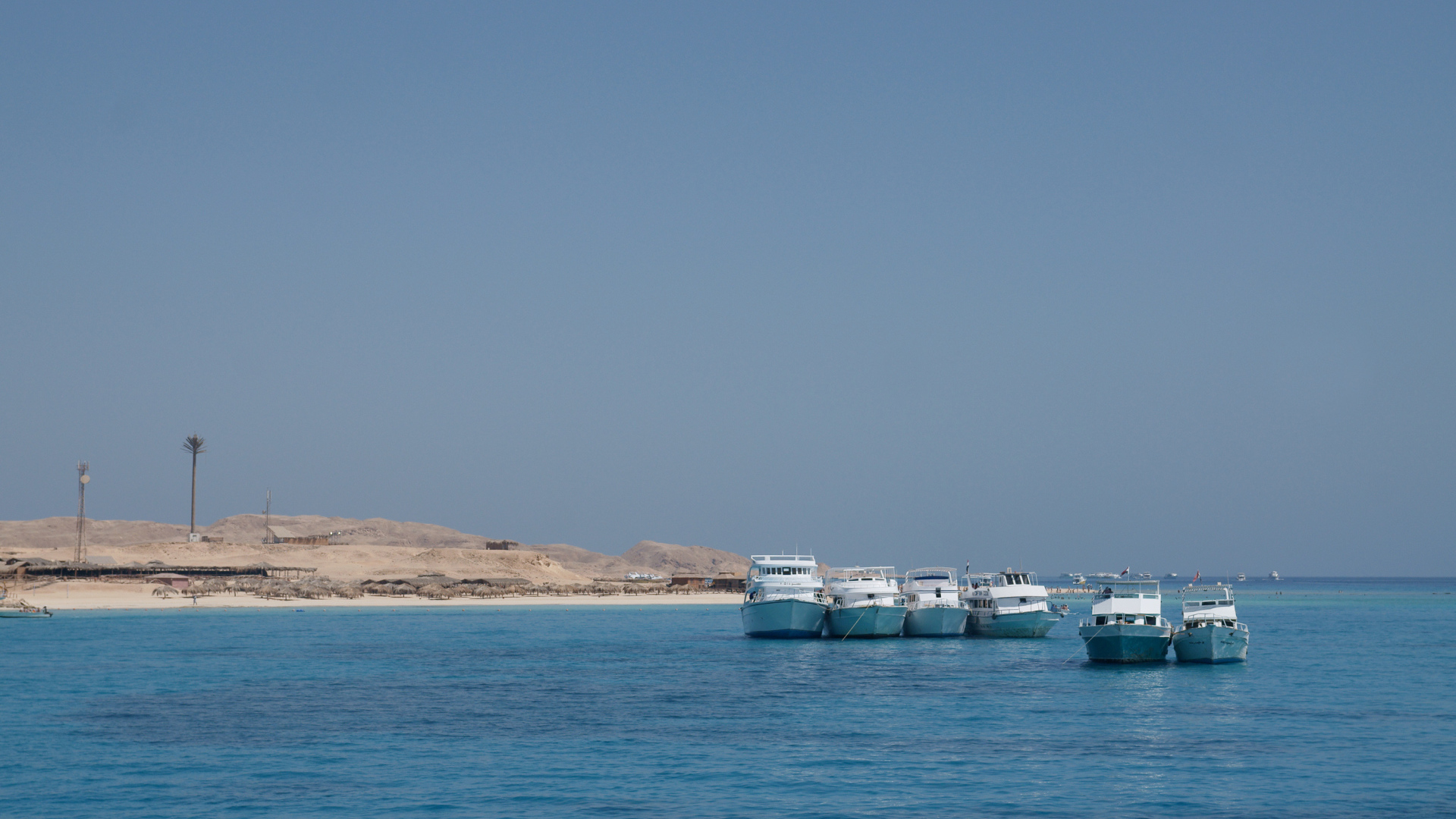 Лодки у побережья на курорте Хургада, Египет