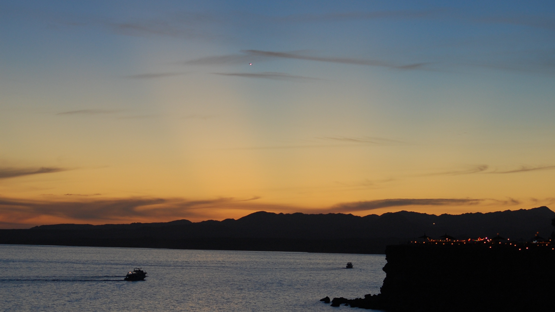 Закат над пляжем на курорте Шарм эль Шейх, Египет