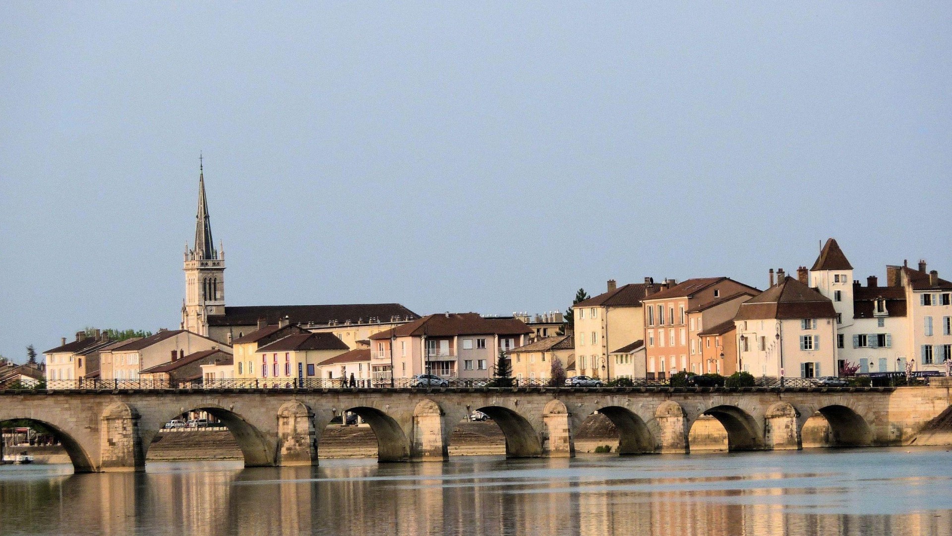 Старинный мост в городе Лион, Франция