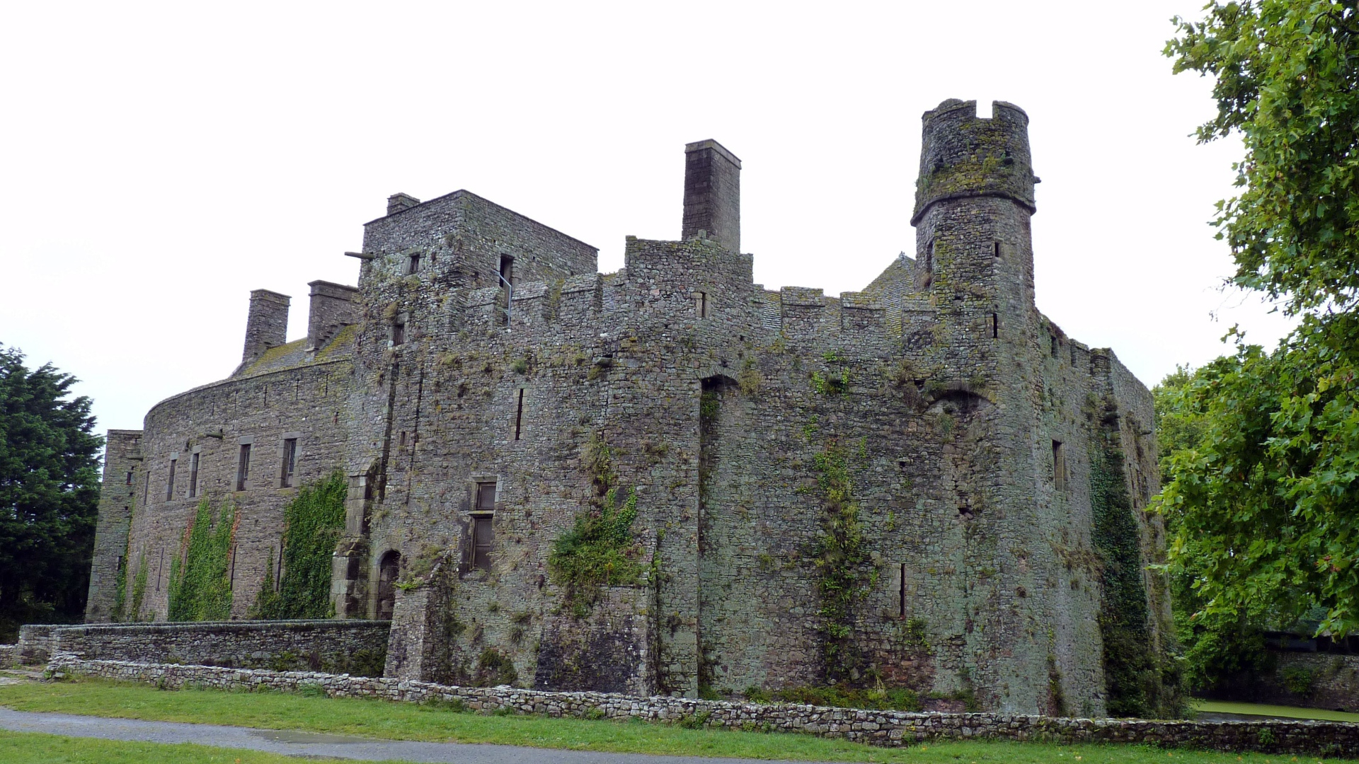 Старинный замок в Нормандии, Франция