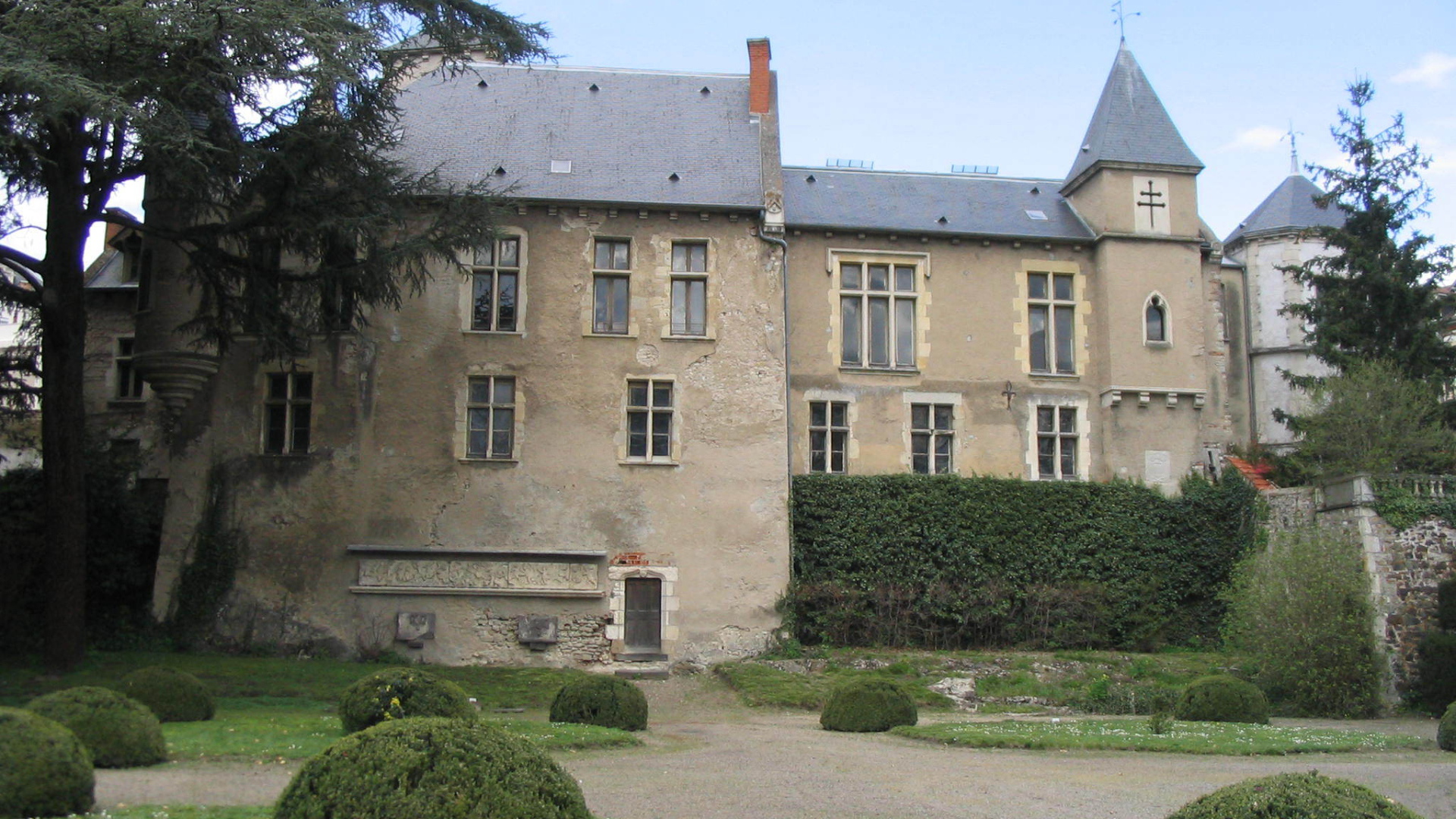 Старинный замок в городе Виши, Франция