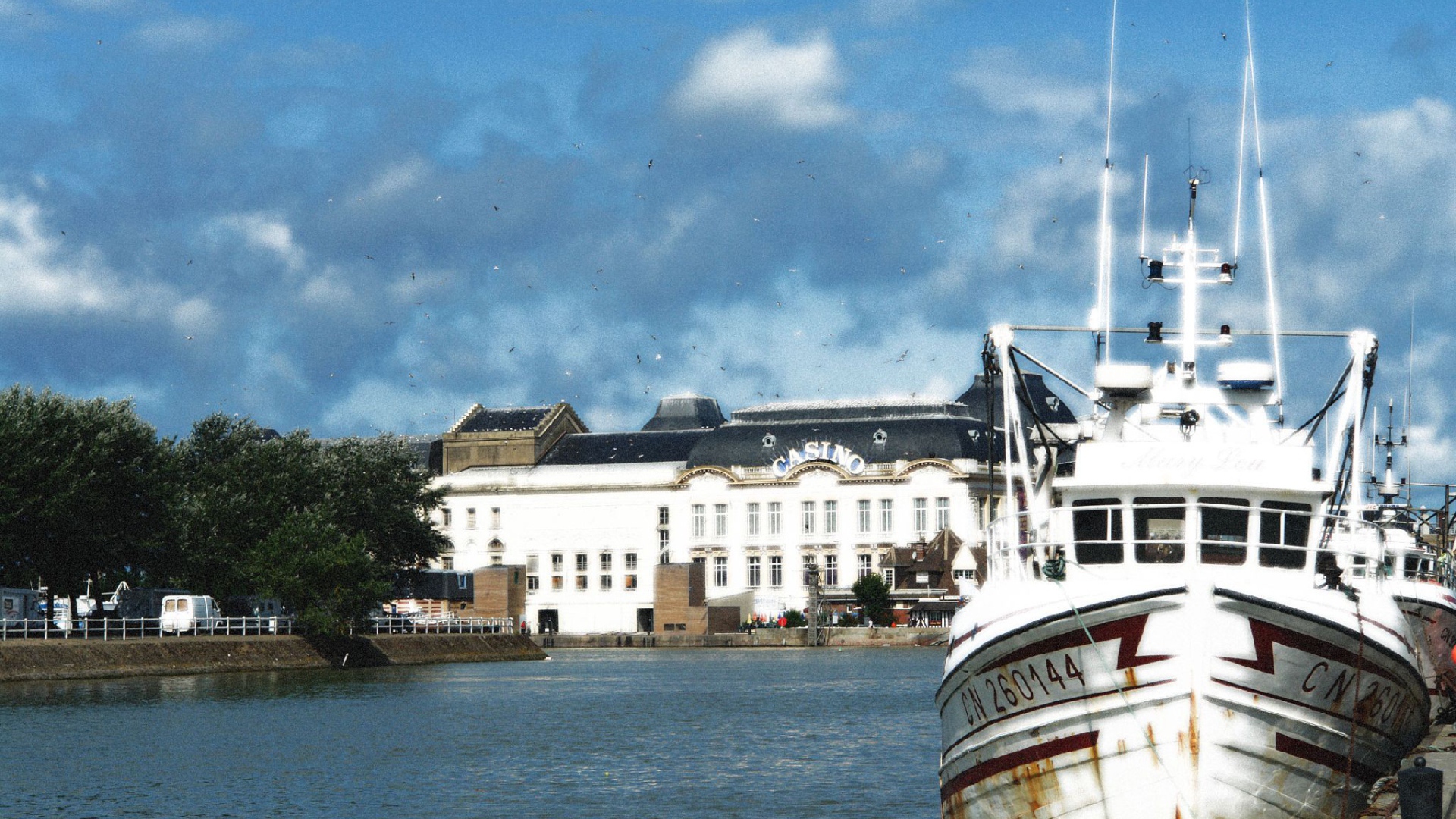 Лодка в порту на курорте Мирамар Круести, Франция