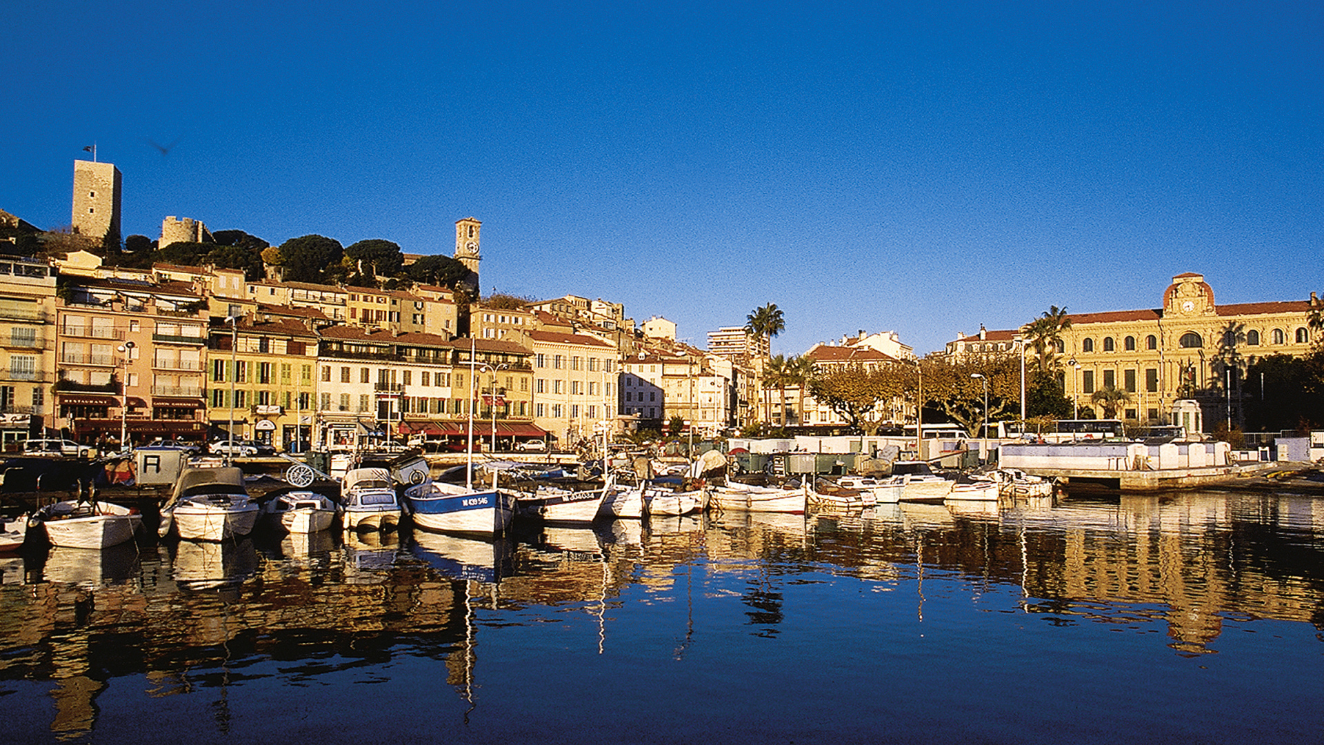 Лодки у причала в Каннах, Франция