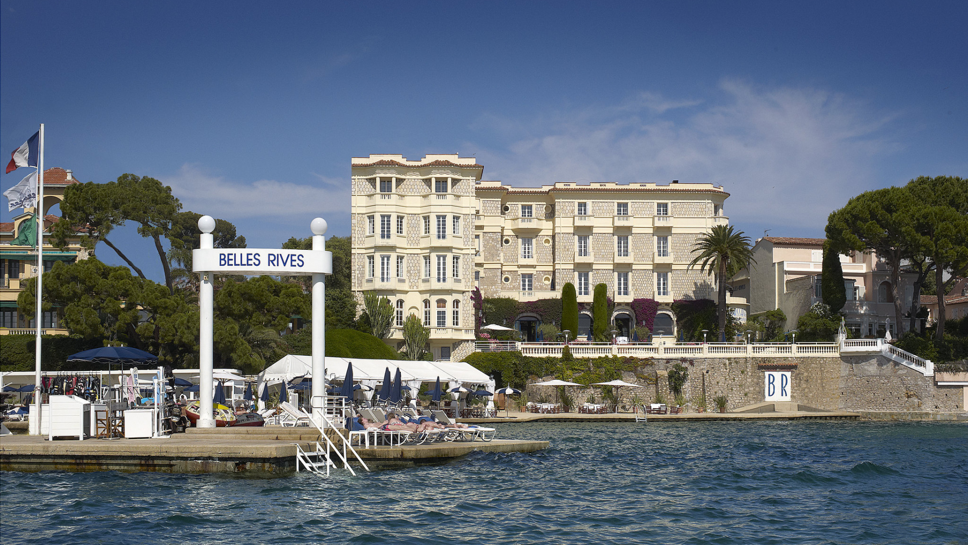 Кафе на набережной на курорте Антибы, Франция