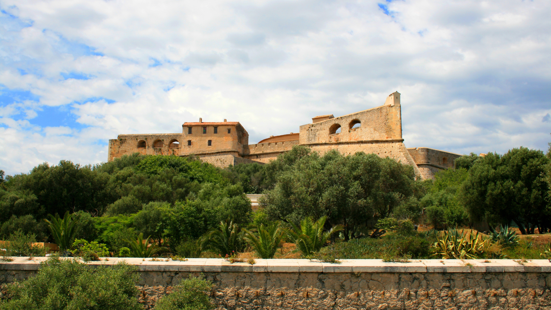 Замок на курорте Антибы, Франция
