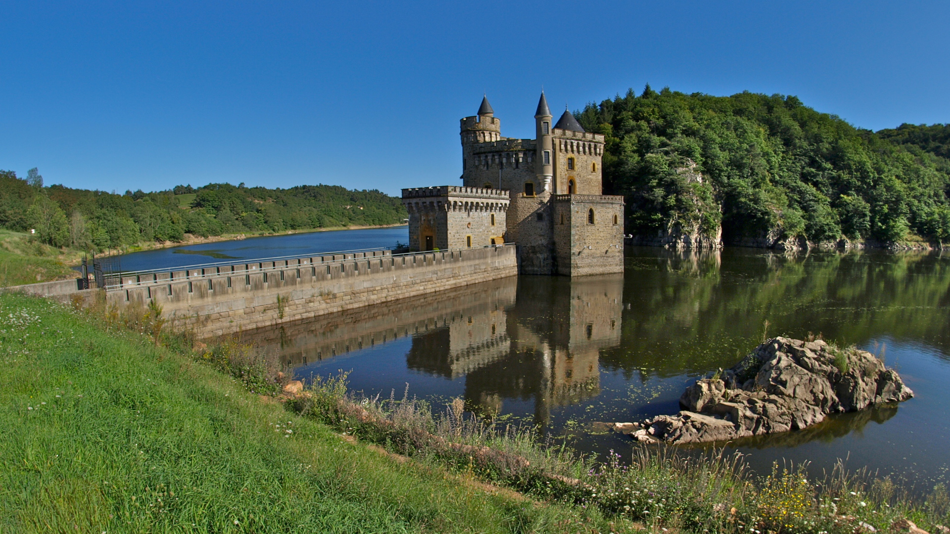 Замок на реке в Луаре, Франция