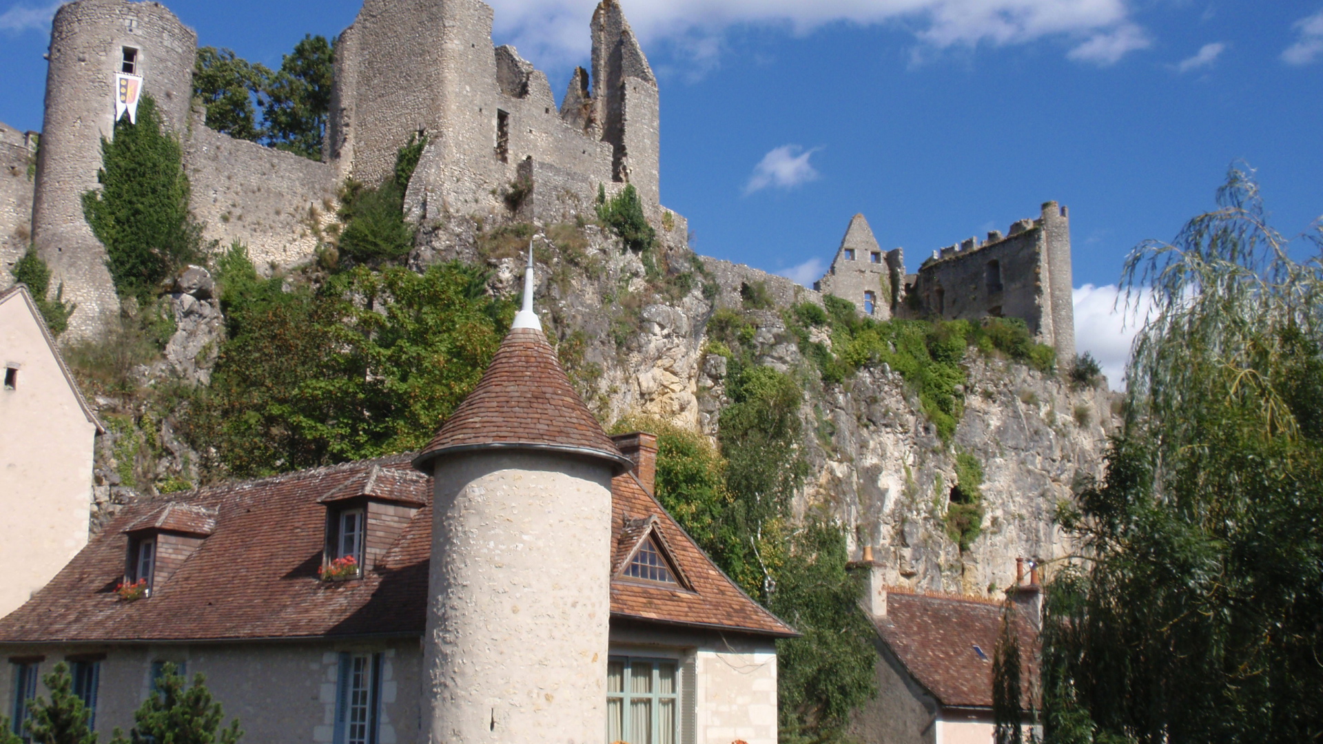 Руины замка в городе Виши, Франция