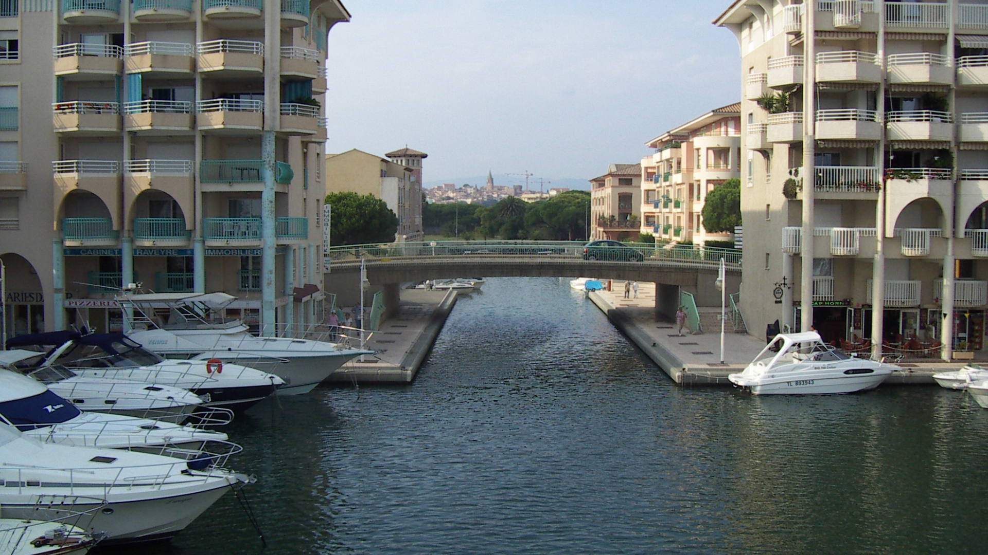 Канал на курорте Порт Де Фрежюс, Франция