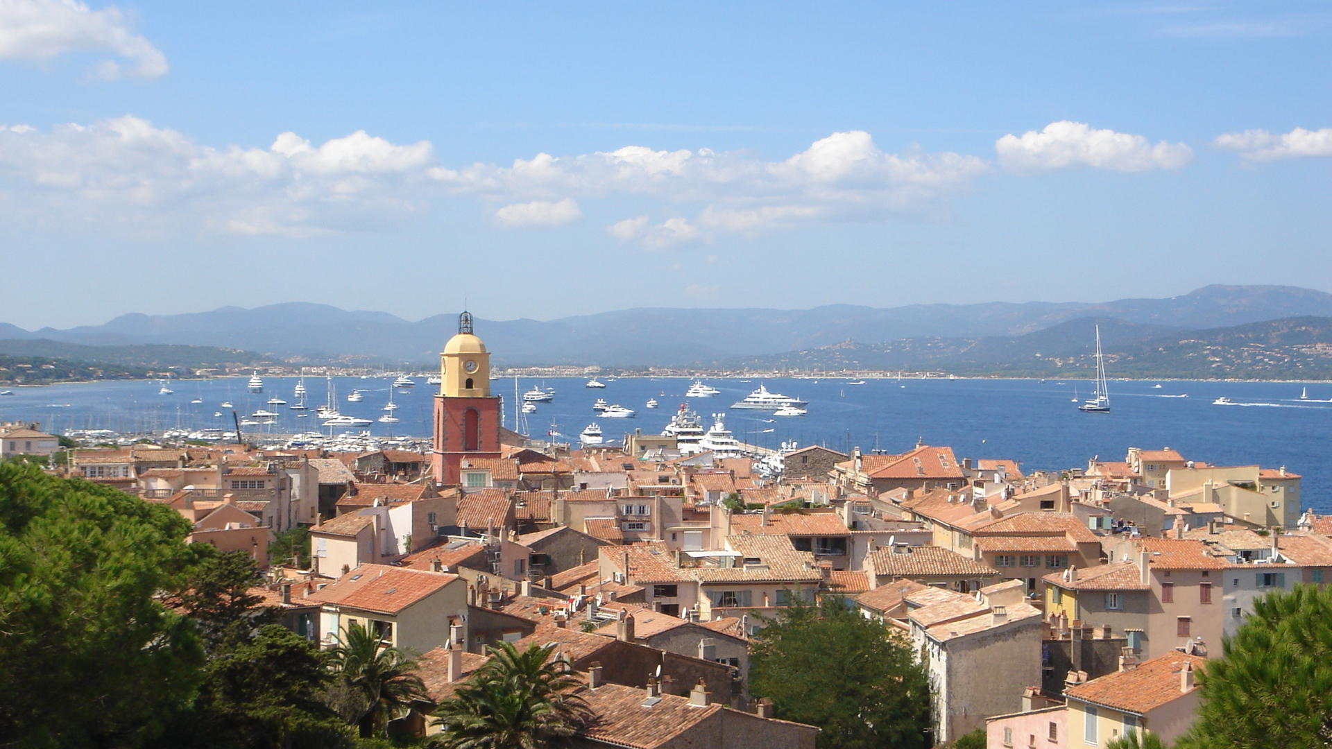 Город на фоне залива на курорте Сен-Тропе, Франция