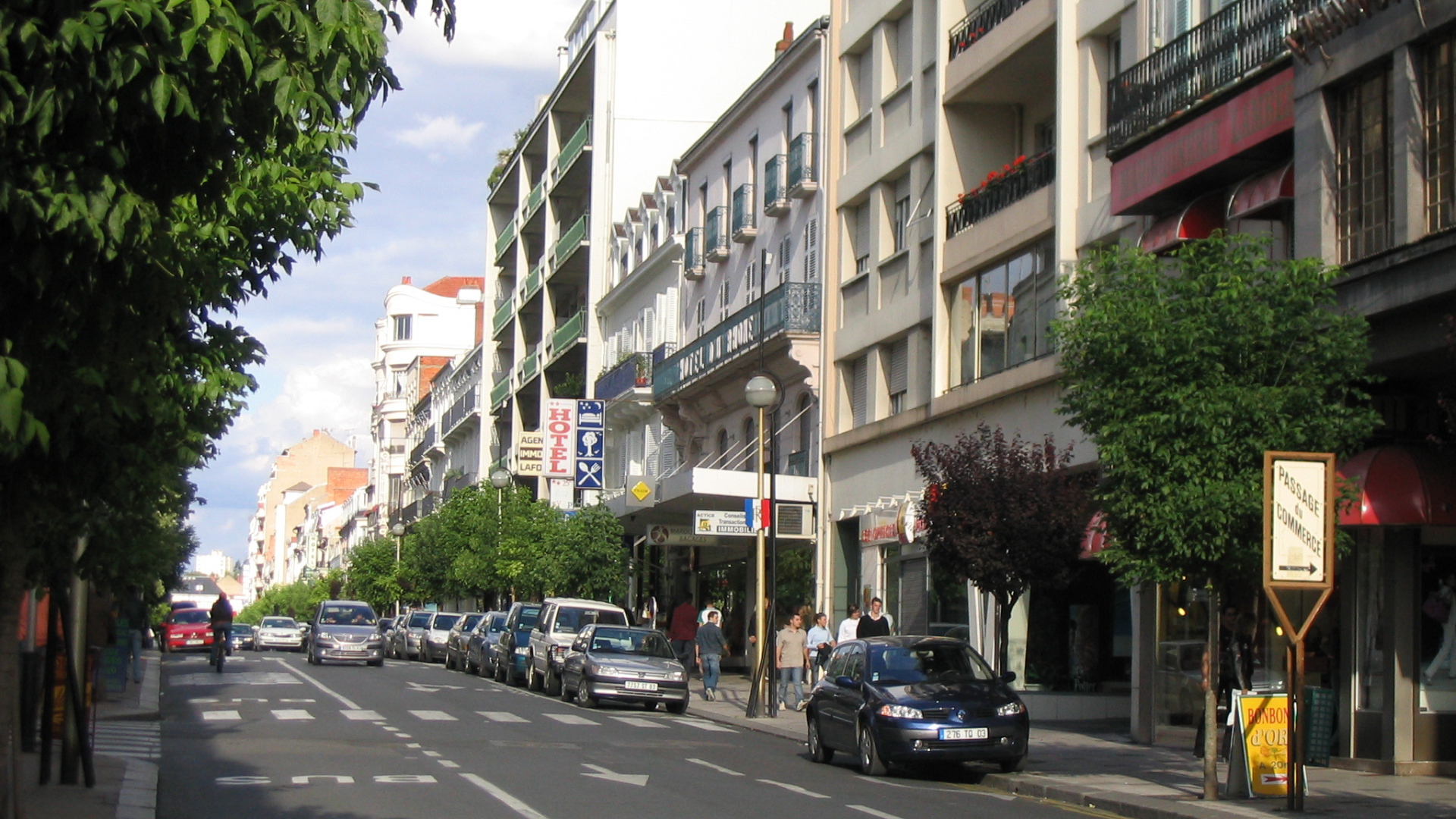 Городская улица в городе Виши, Франция