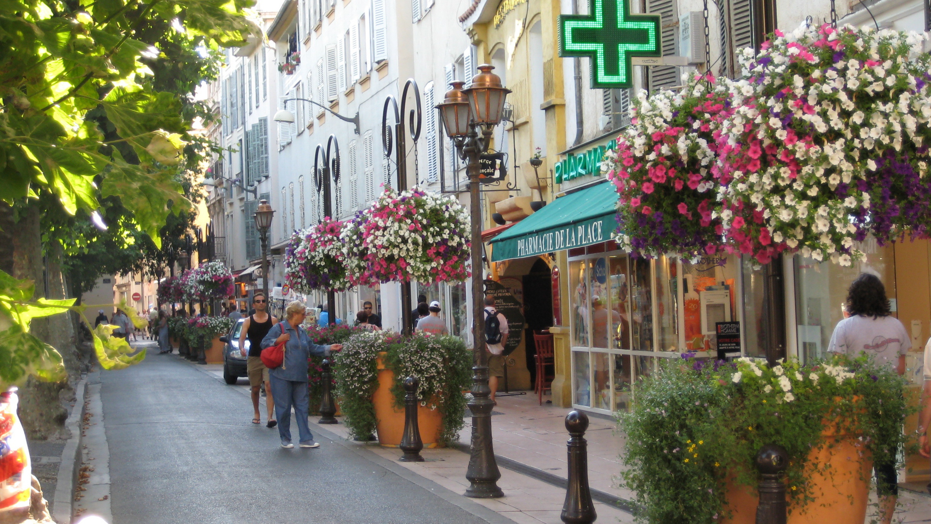 Городская улица на курорте Антибы, Франция