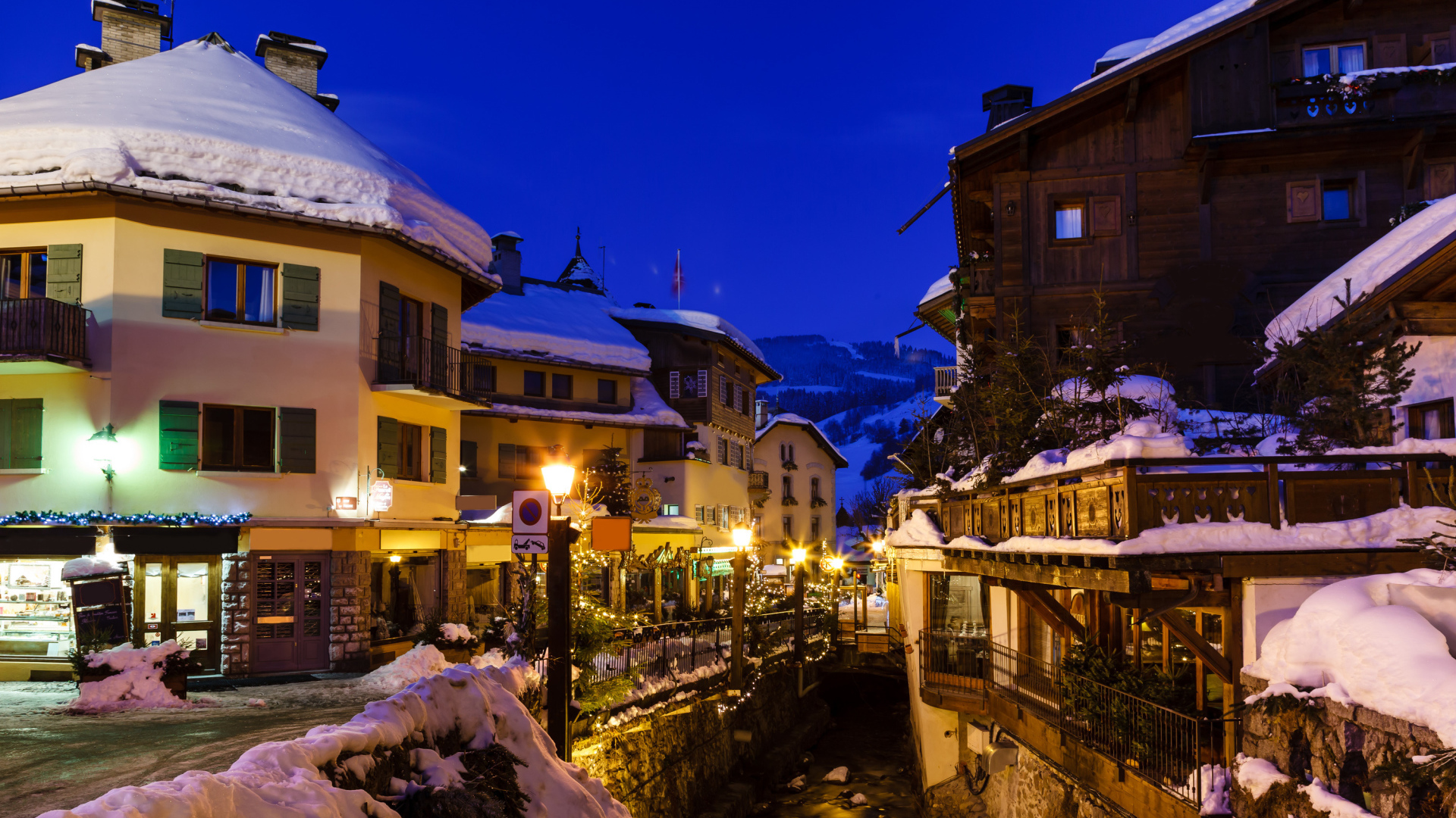 Городская улица на горнолыжном курорте Межев, Франция