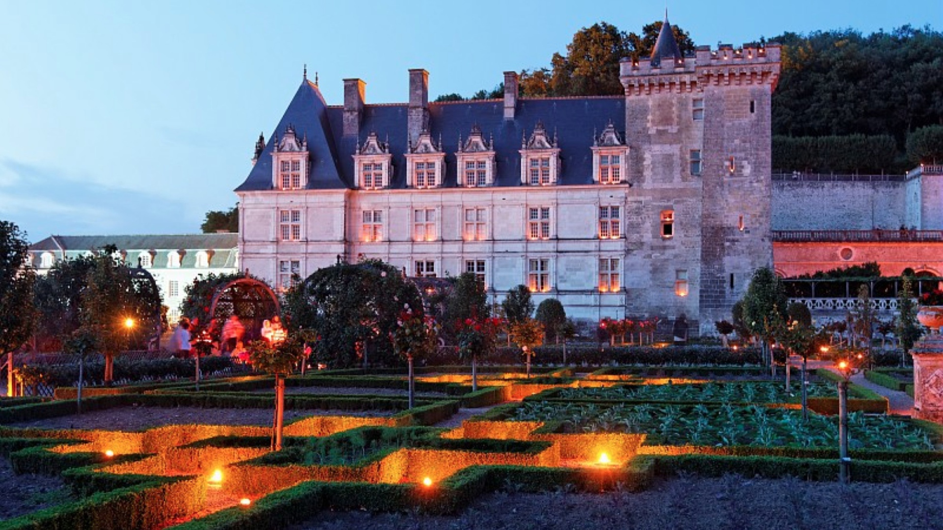 Вечерние огни в замке в Луаре, Франция