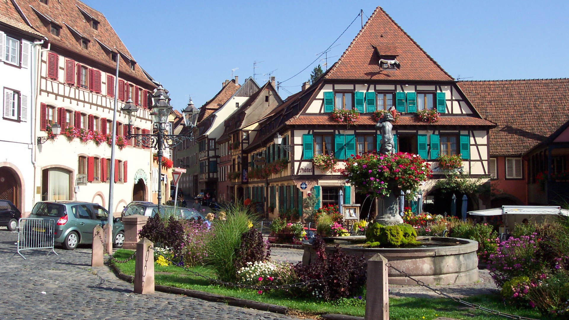 Фонтан на площади в Эльзасе, Франция