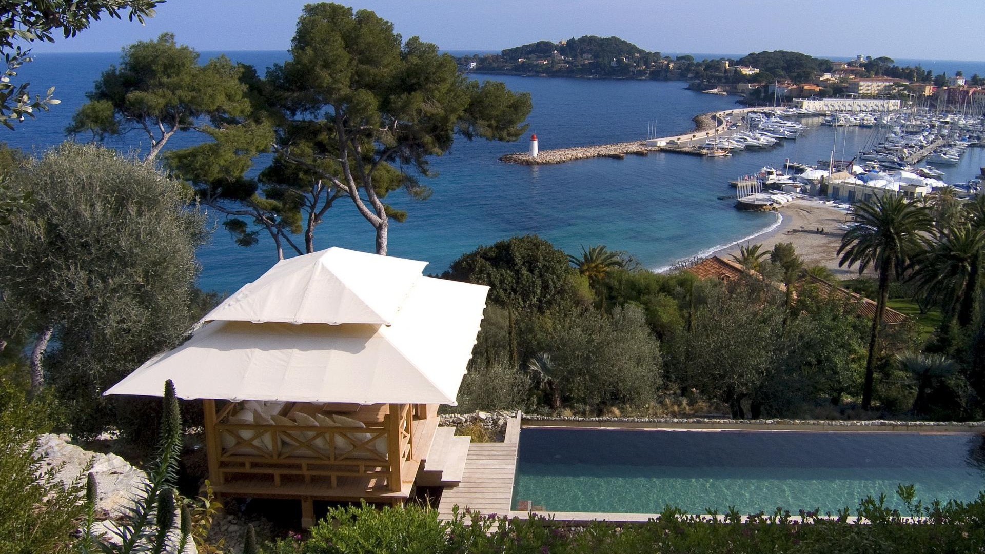 Беседка на побережье на курорте Сен-Жан-Кап-Ферра, Франция