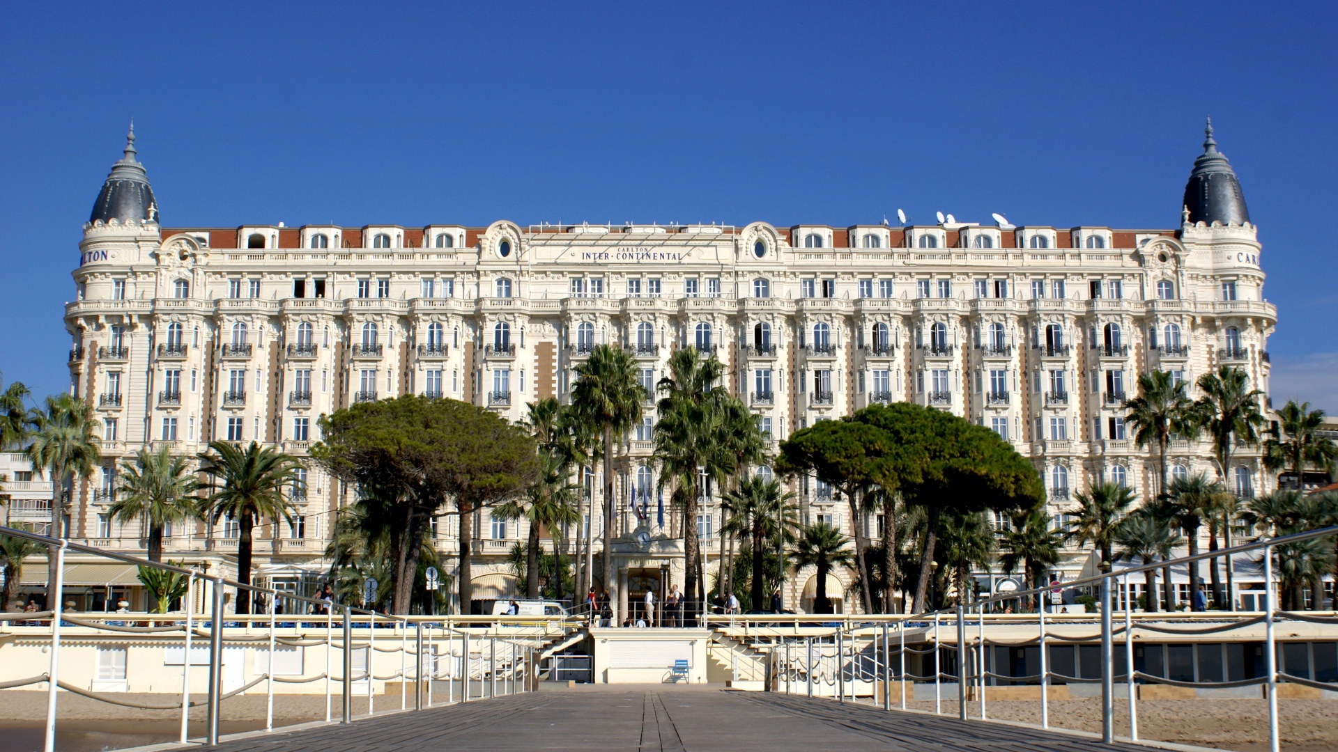 Отель на побережье в Каннах, Франция