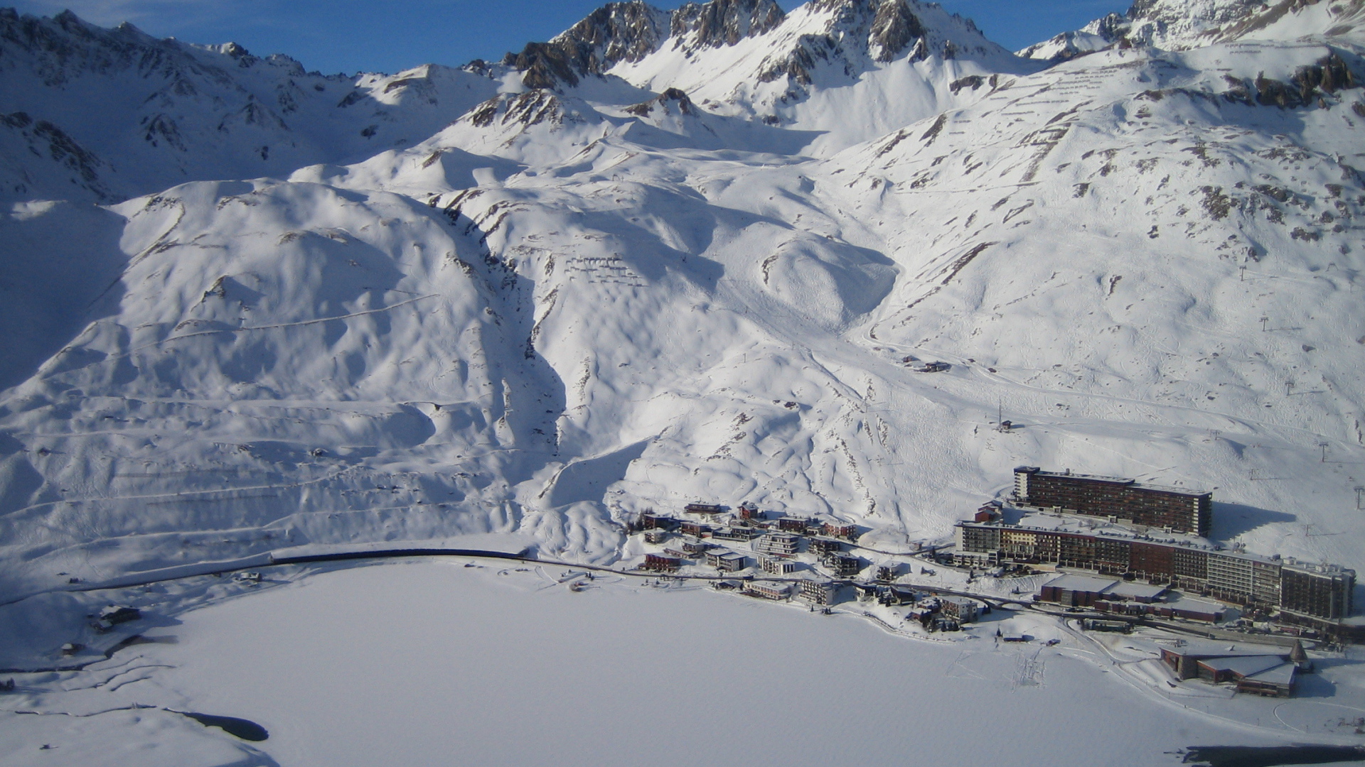 Дома у подножия горы на горнолыжном курорте Тинь, Франция