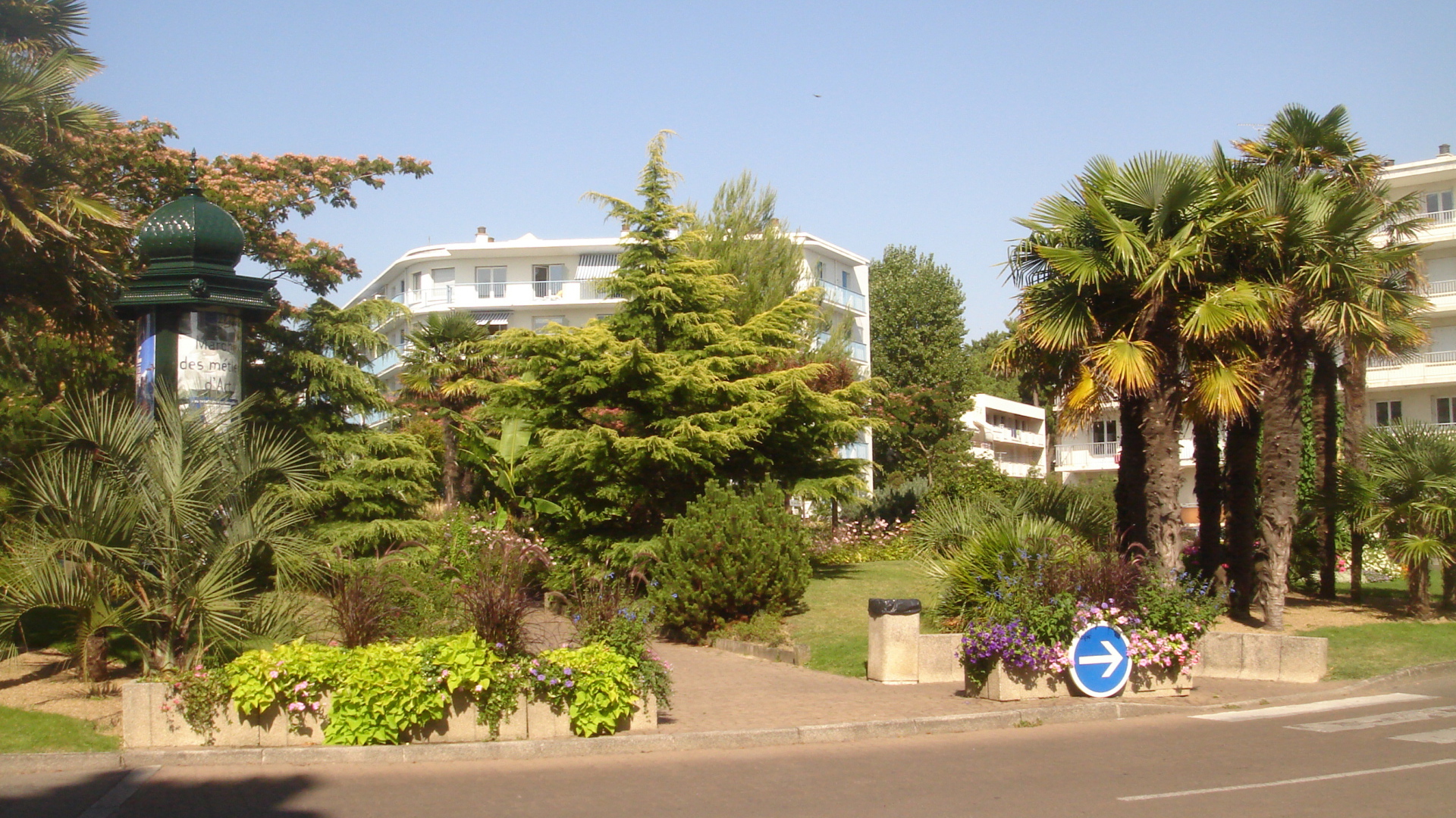 Дома в зелени на курорте Ла Боль, Франция