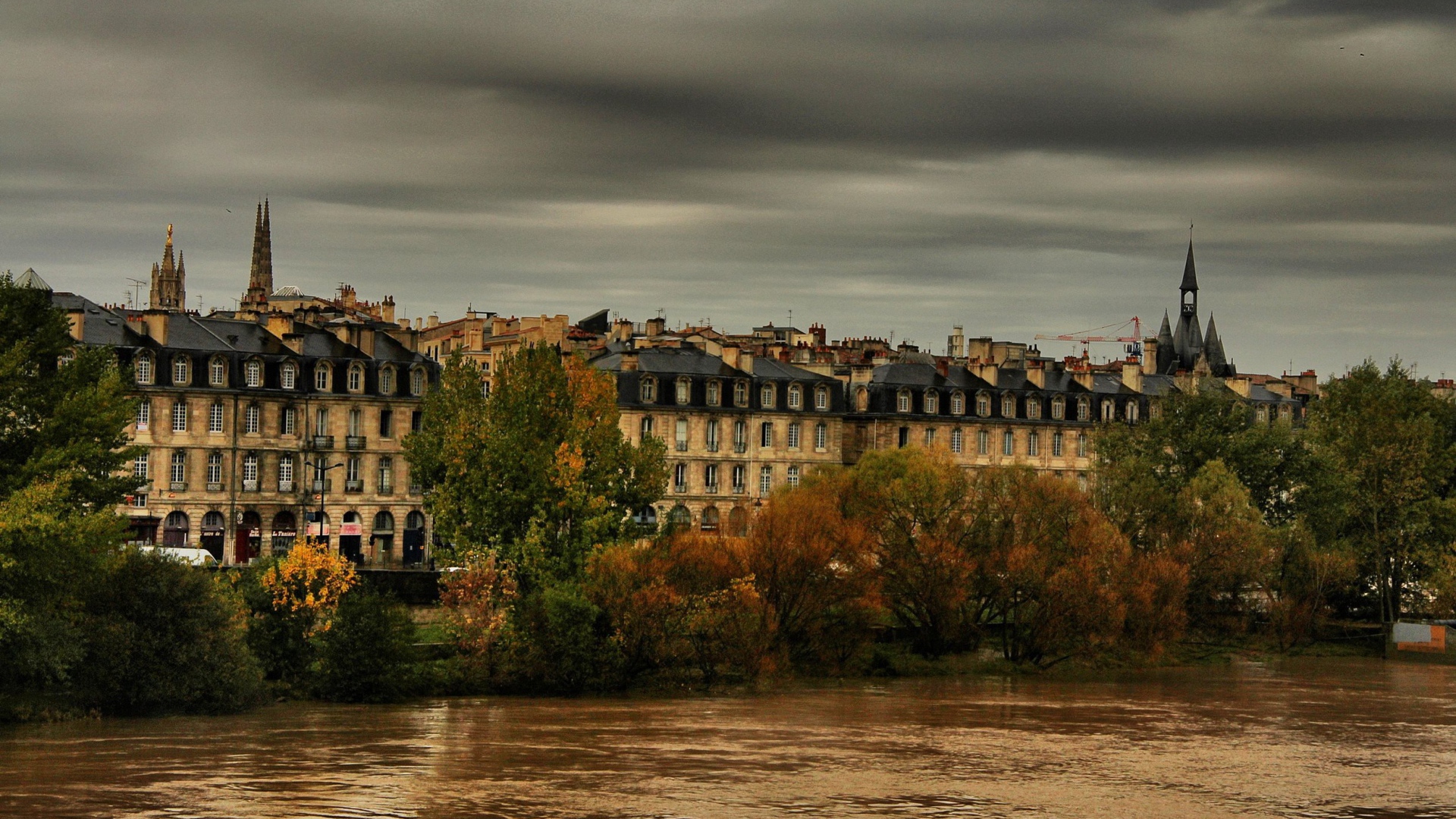 Дома на набережной в Бордо, Франция